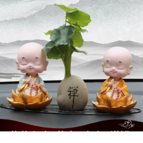 Trang trí taplo ô tô / Quà tặng tâm linh với set hoà thượng cầm chuỗi ngồi đài sen.