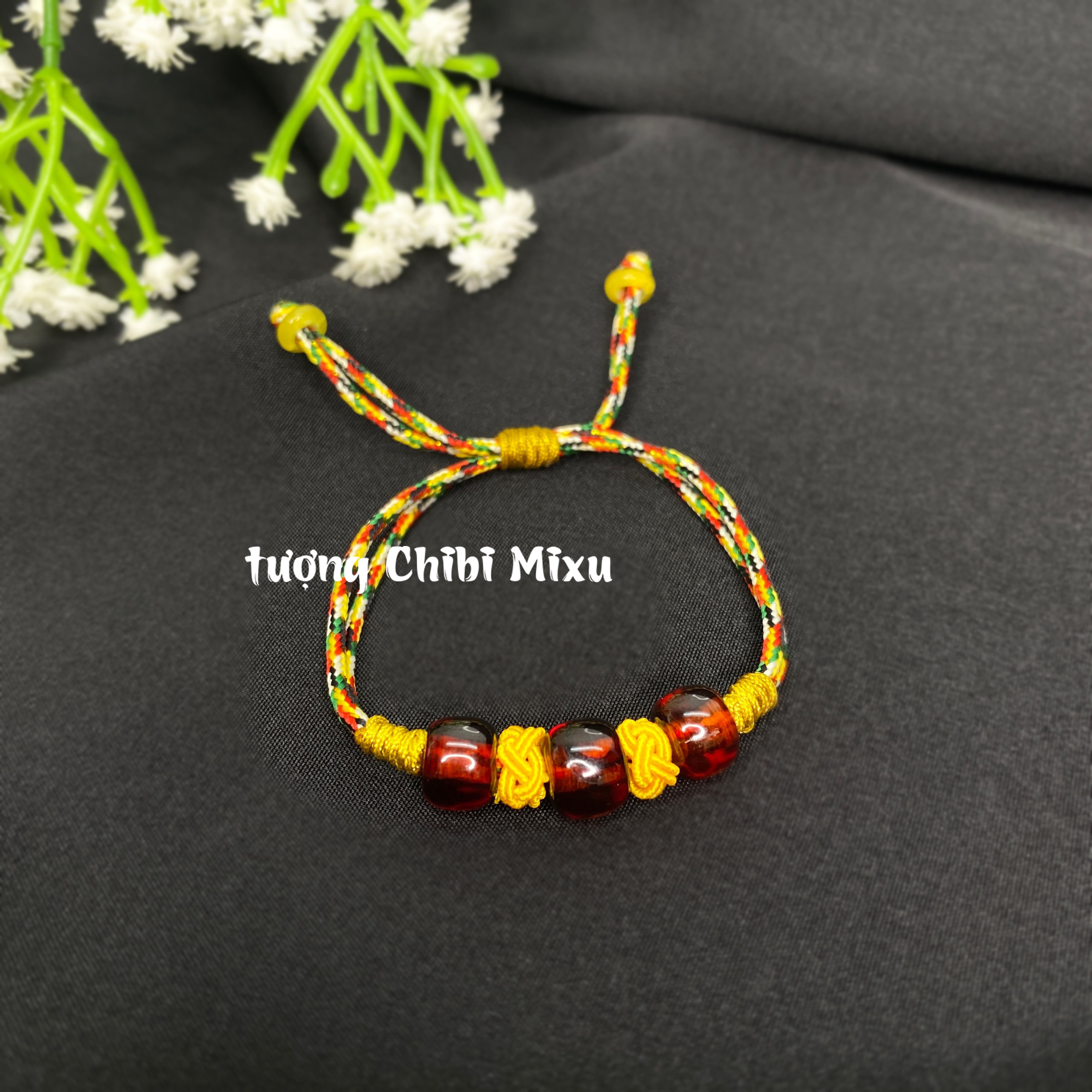 Vòng tay hổ phách màu đỏ nâu tết dây ngũ sắc cho bé