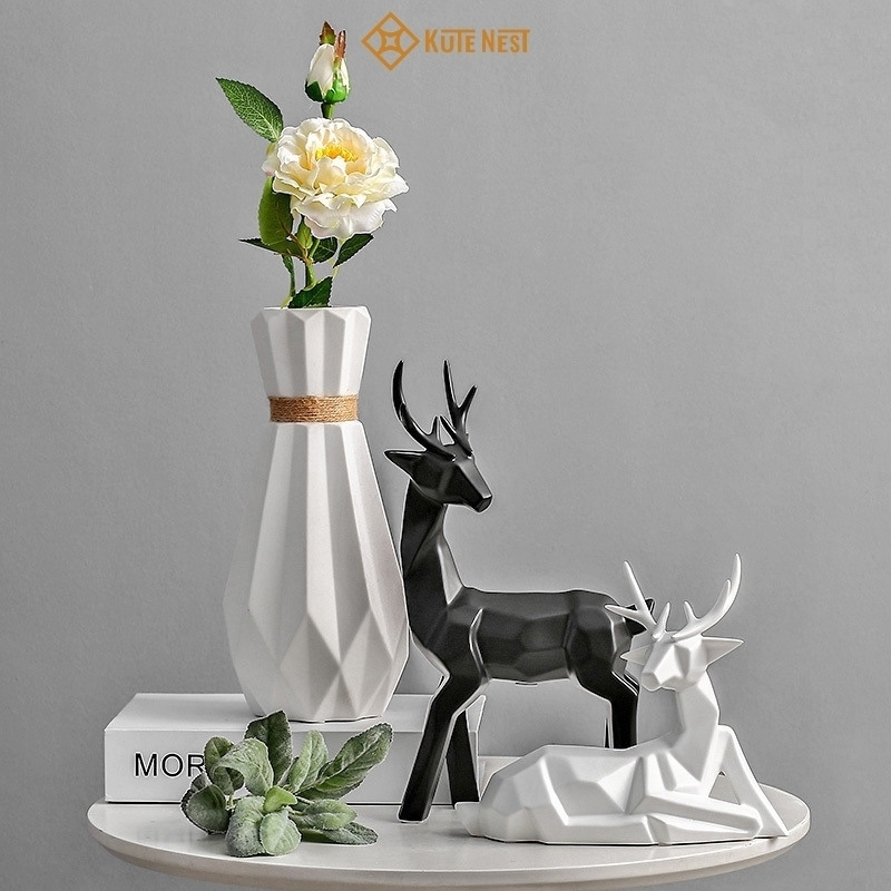 Cặp tượng hươu trắng hươu đen bằng sứ với thiết kế origami độc đáo