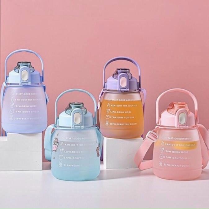 Bình Đựng Nước Cute Chia Vạch Nhắc Giờ Uống Nước Có Dây Đeo 1300ml Hàng Loại 1 - Chính Hãng