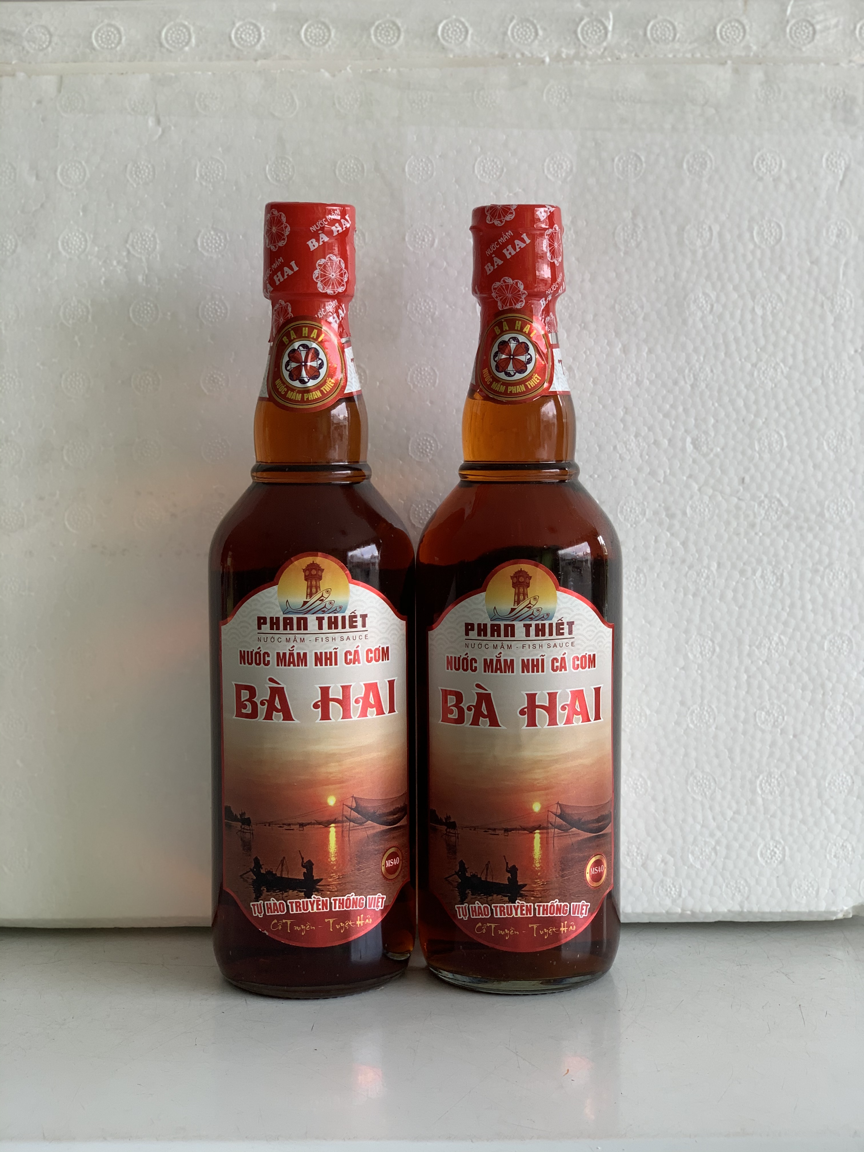 Xách 2 Chai Nước Mắm Nhĩ Cá Cơm Đặc Biệt Bà Hai