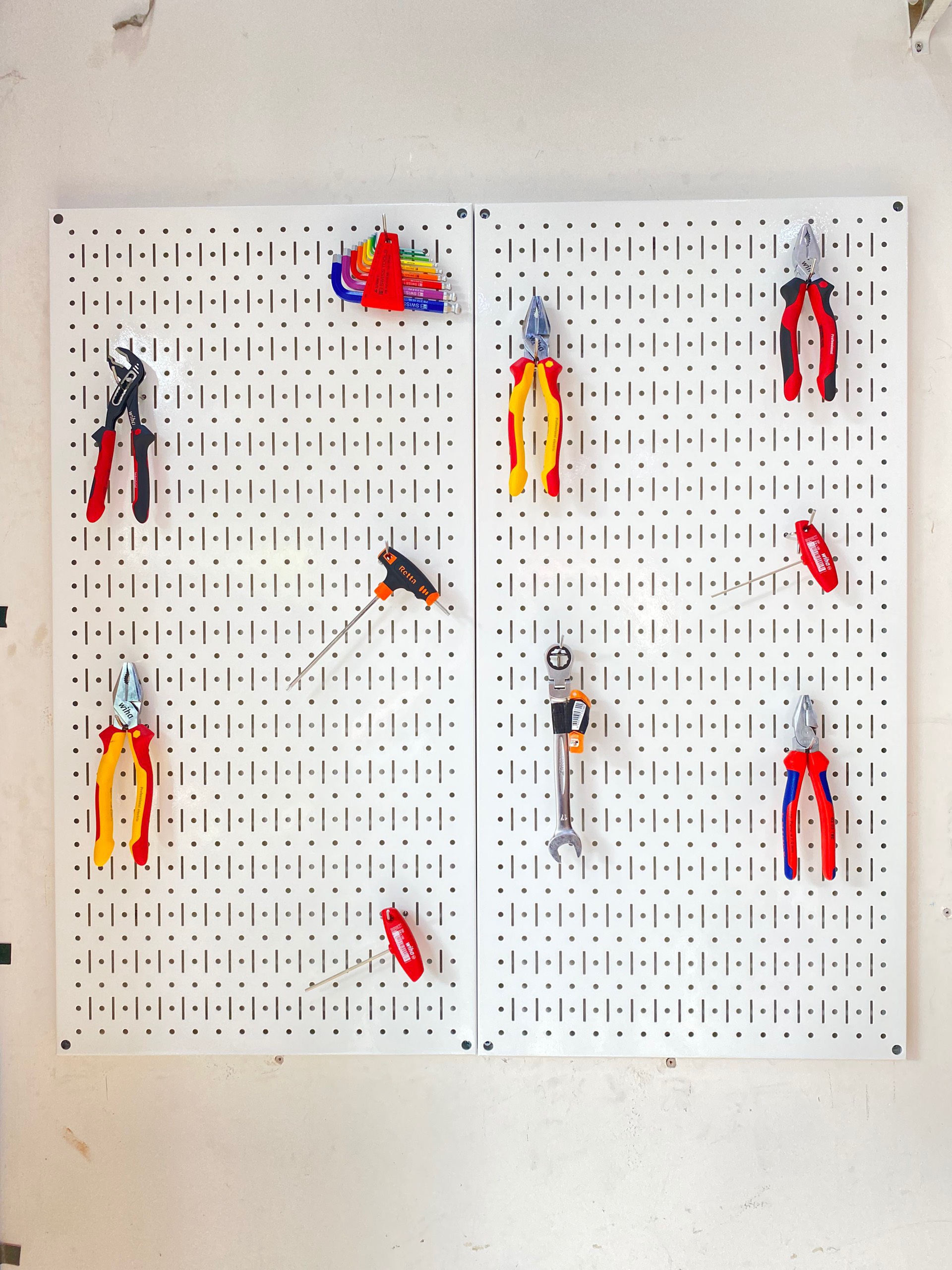 Tấm lưới đôi pegboard treo dọc màu trắng