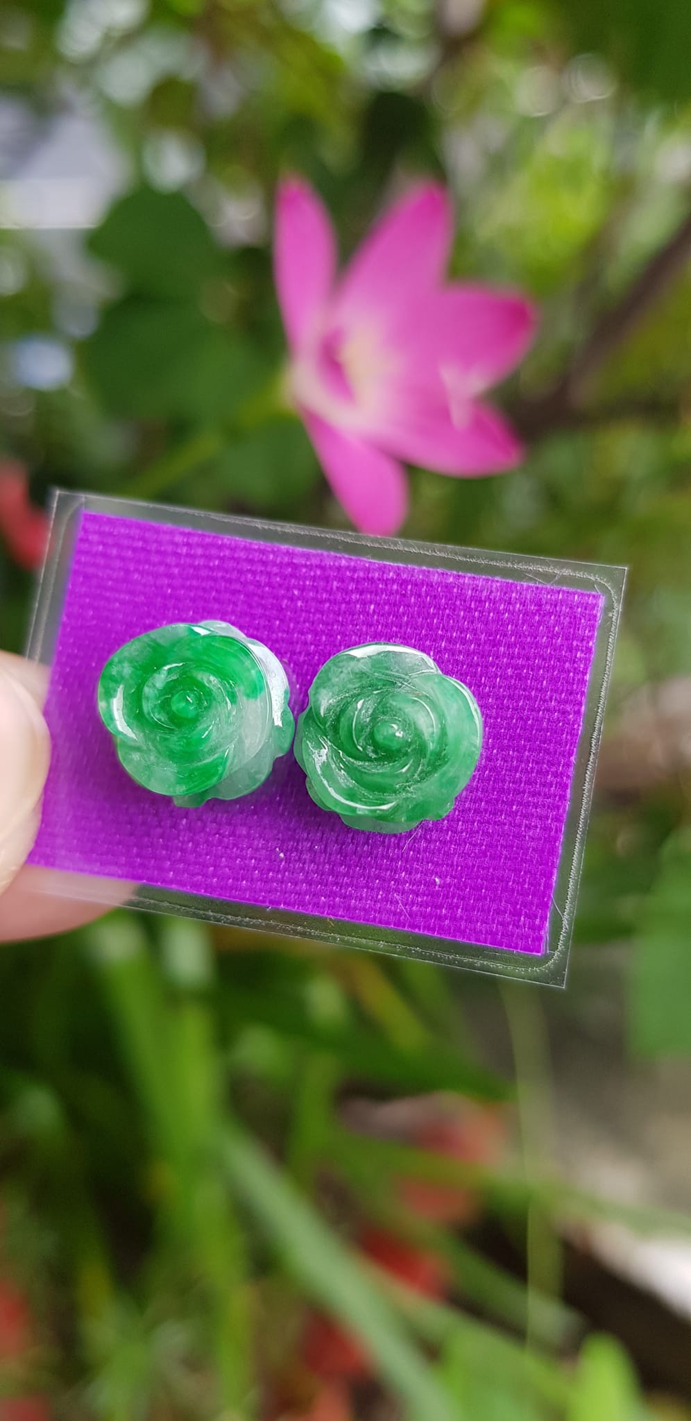 Đôi bông tai nữ mới bông hồng nổi đẹp size đk 10mm x cao 5mm đá cẩm thạch xanh tự nhiên lý tươi xíu trắng nhẹ rất xinh các Chị em về bọc vàng lên đeo đẹp sang tai lắm nhé