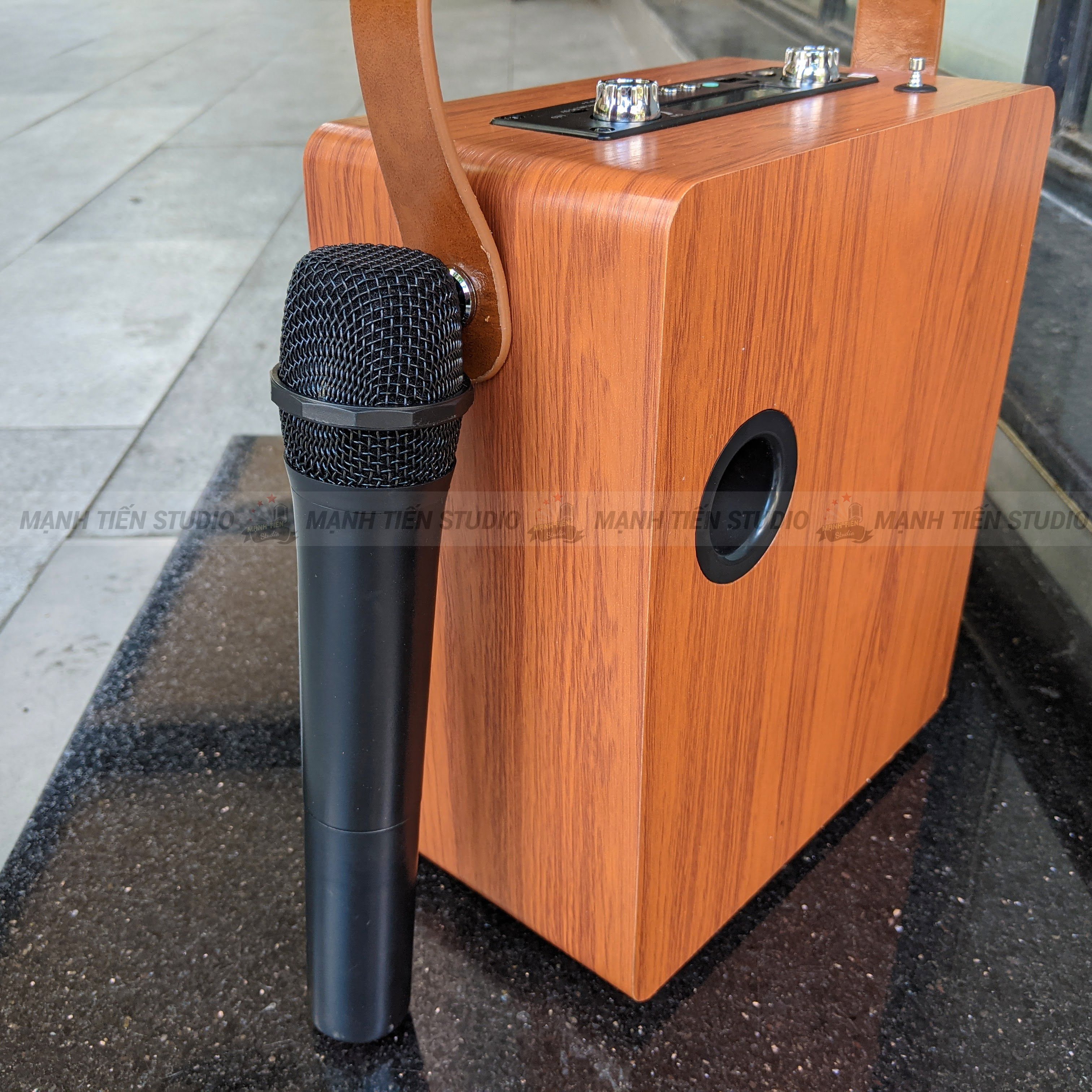 Loa karaoke Zansong S89 - Loa xách tay mini du lịch 1.5 tấc - Tặng kèm 1 micro không dây, điều chỉnh được echo - Đầy đủ kết nối Bluetooth, AUX, USB, TF card, FM radio - Có thể làm loa trợ giảng - Vỏ gỗ cực đẹp, âm thanh trầm ấm, sắc nét - Hàng nhập khẩu