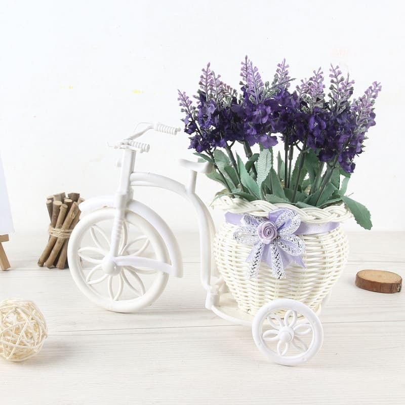 Chiếc Xe đạp nhỏ và giỏ hoa lavender để kệ trang trí
