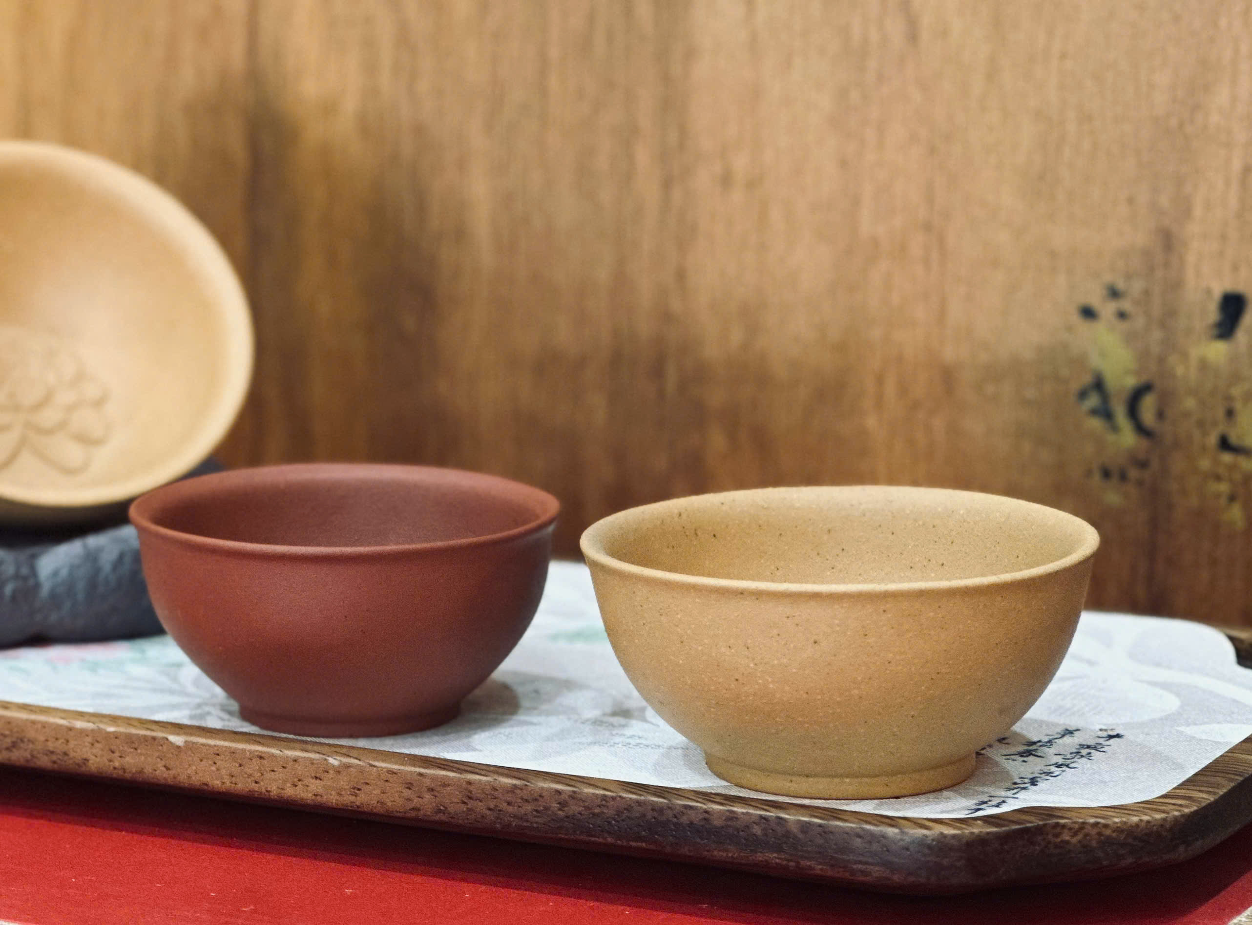 CHÉN TỬ SA KHẮC NỔI HOA SEN DƯỚI ĐÁY - DUNG TÍCH 45 ML - YIXING CUP