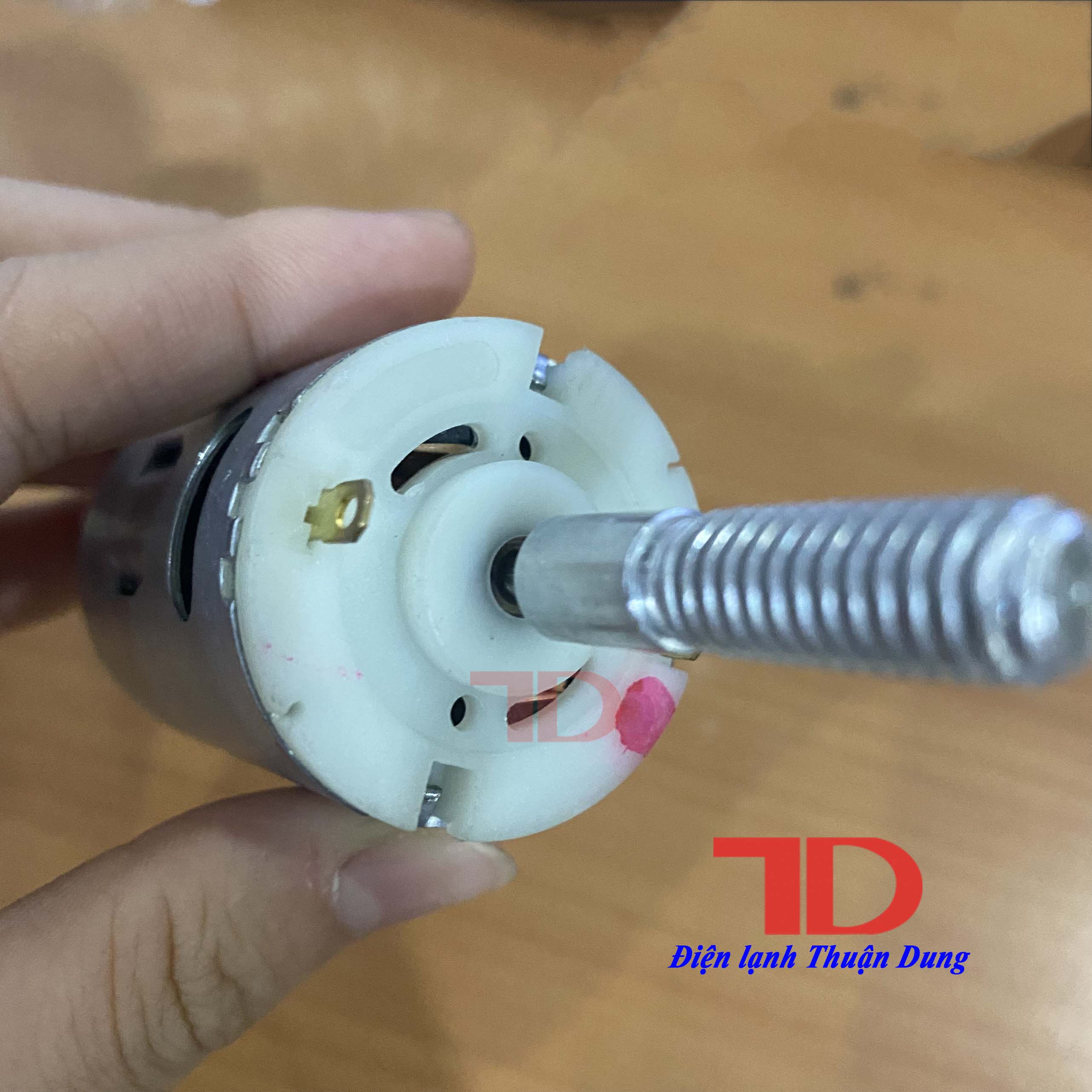 Mô tơ quạt 12v (555)sử dụng nguồn điện 12v, có thể sd ắc quy hoặc adaptor 12v và tấm pin năng lượng - Điện lạnh Thuận Dung