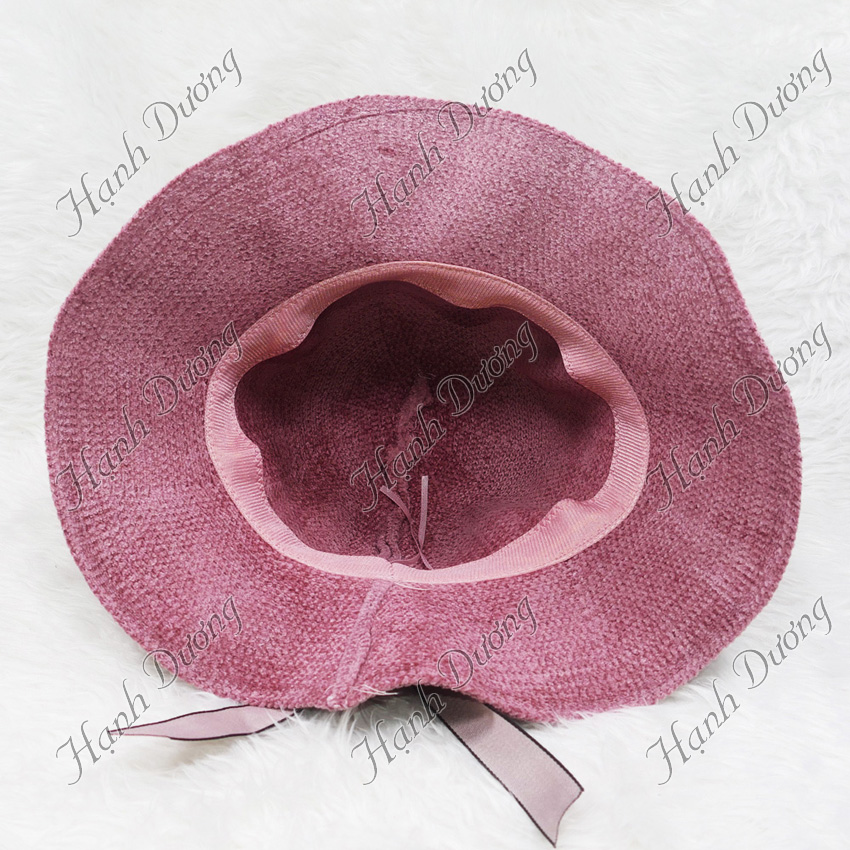 Nón vành rộng vải nhung vành gợn sóng, gắn nơ có chữ M, vành rộng 8 cm, có dây rút size bên trong nón