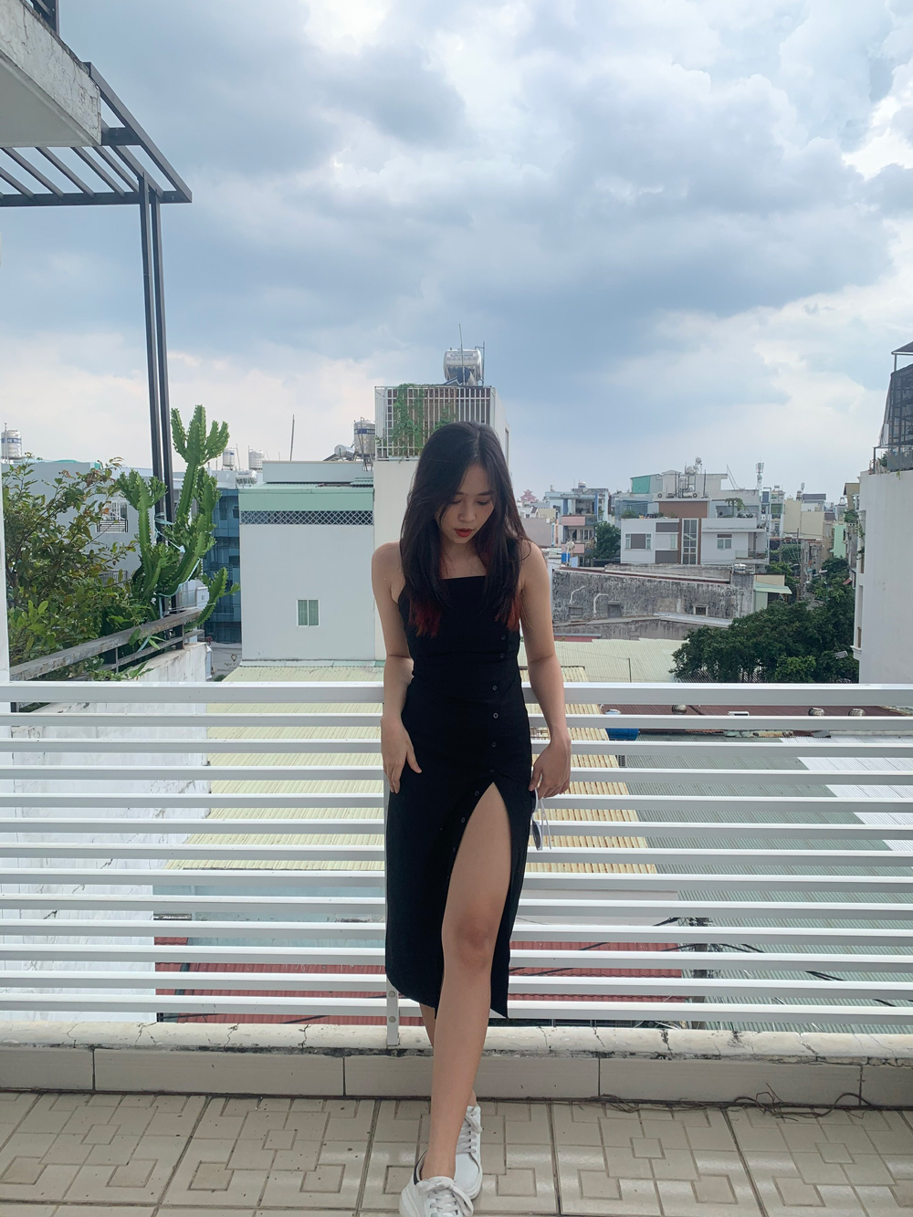 Đầm 2 dây xẻ tà màu đen có đính khuy sườn cao cấp - Đầm dự tiệc sang trọng, vải đũi Hàn Quốc