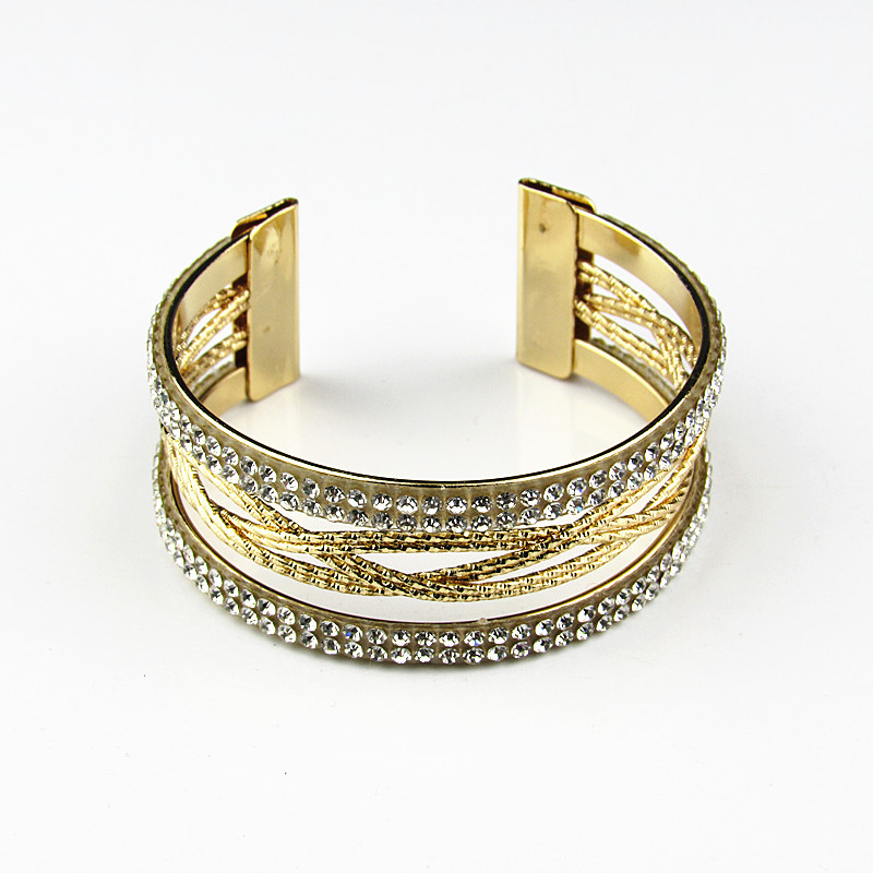 Vòng đeo tay chữ C ôm tay