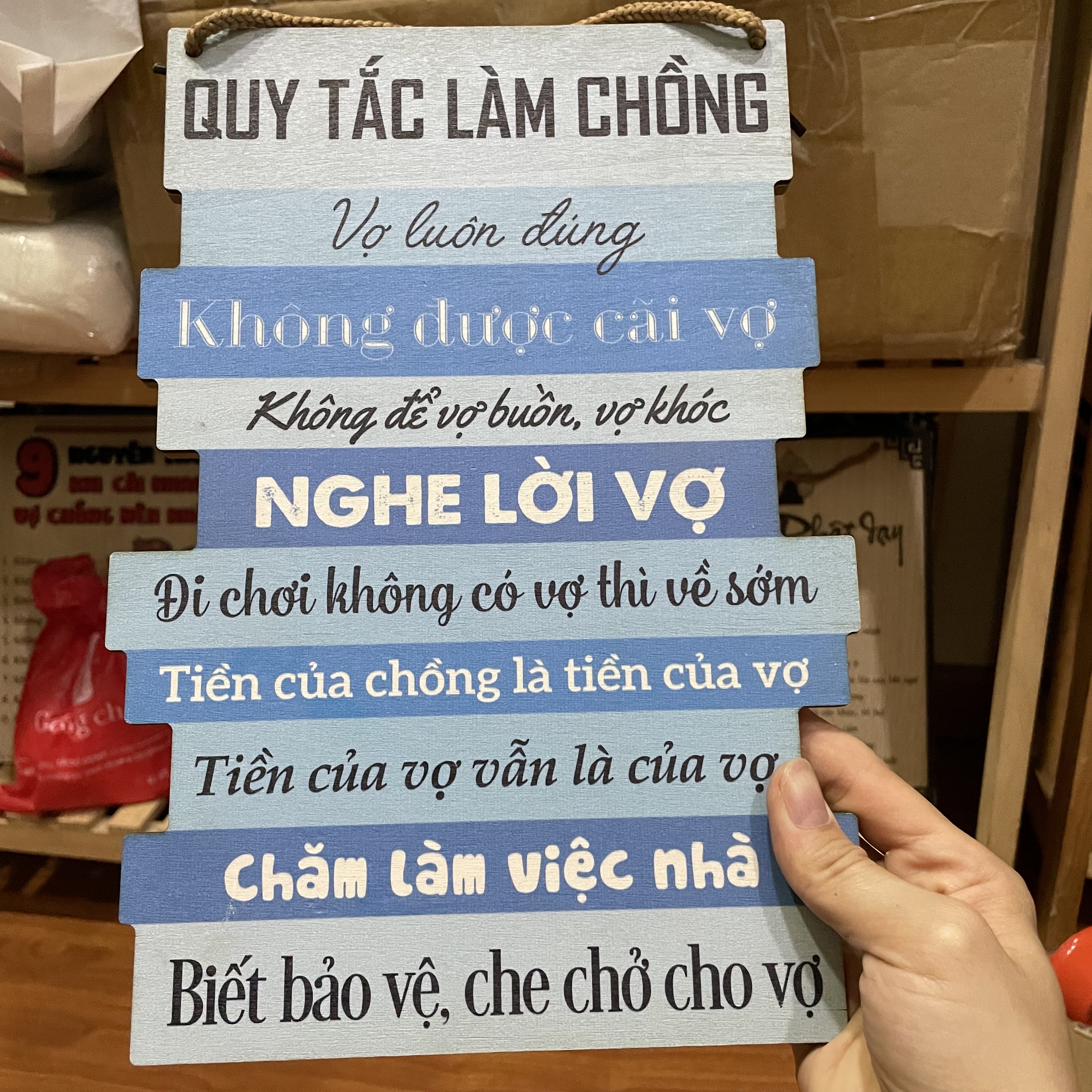 Tranh gỗ nền màu xanh Quy tắc làm chồng tặng kèm đinh 3 chân