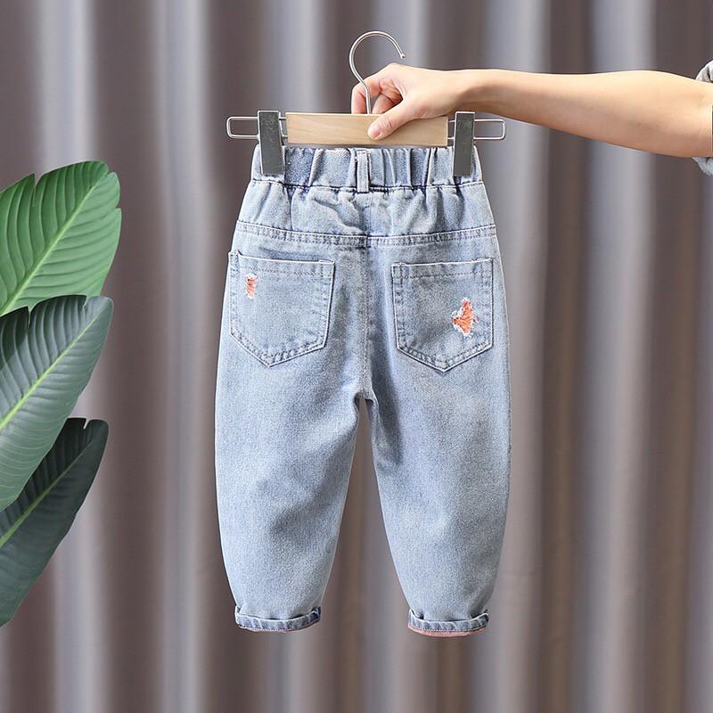 Quần jean bé trai sáng màu in chữ phong cách QBT0032B