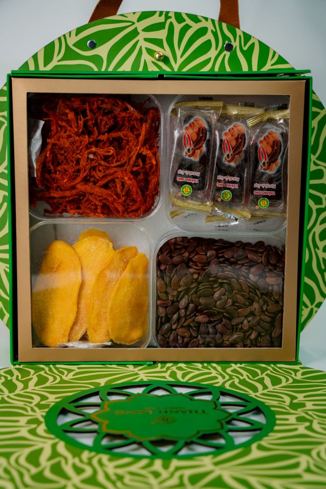 Hộp mứt thập cẩm Tấn Lộc - Thành Long gồm 4 loại khô bò sợi, hạt dưa, xoài sấy dẻo, mứt me thái cay