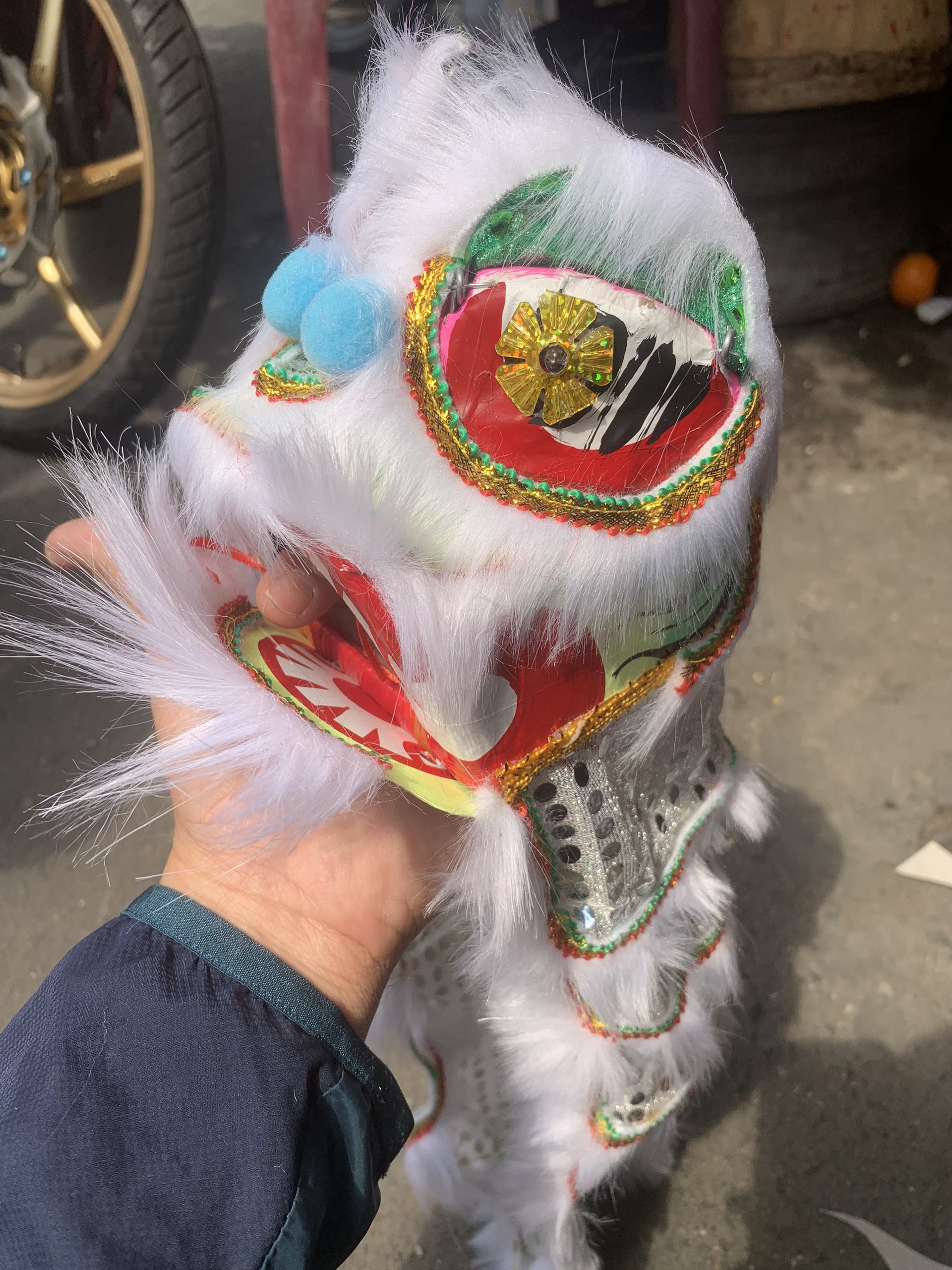 Đầu lân, sư tử, có đèn cử động chơp mắt rất đẹp, trông lân bằng da, đầu ông địa