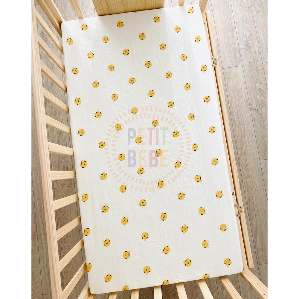 Ga bọc đệm cũi đa năng bo chun cho bé PETIT BEBE muslin 62x114cm họa tiết động vật đáng yêu