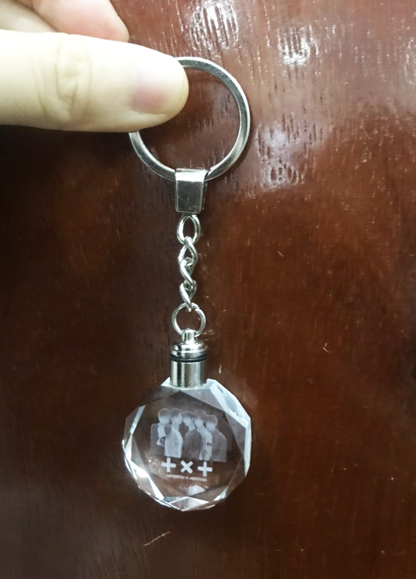 Móc khoá phát sáng TXT móc treo có đèn lung linh