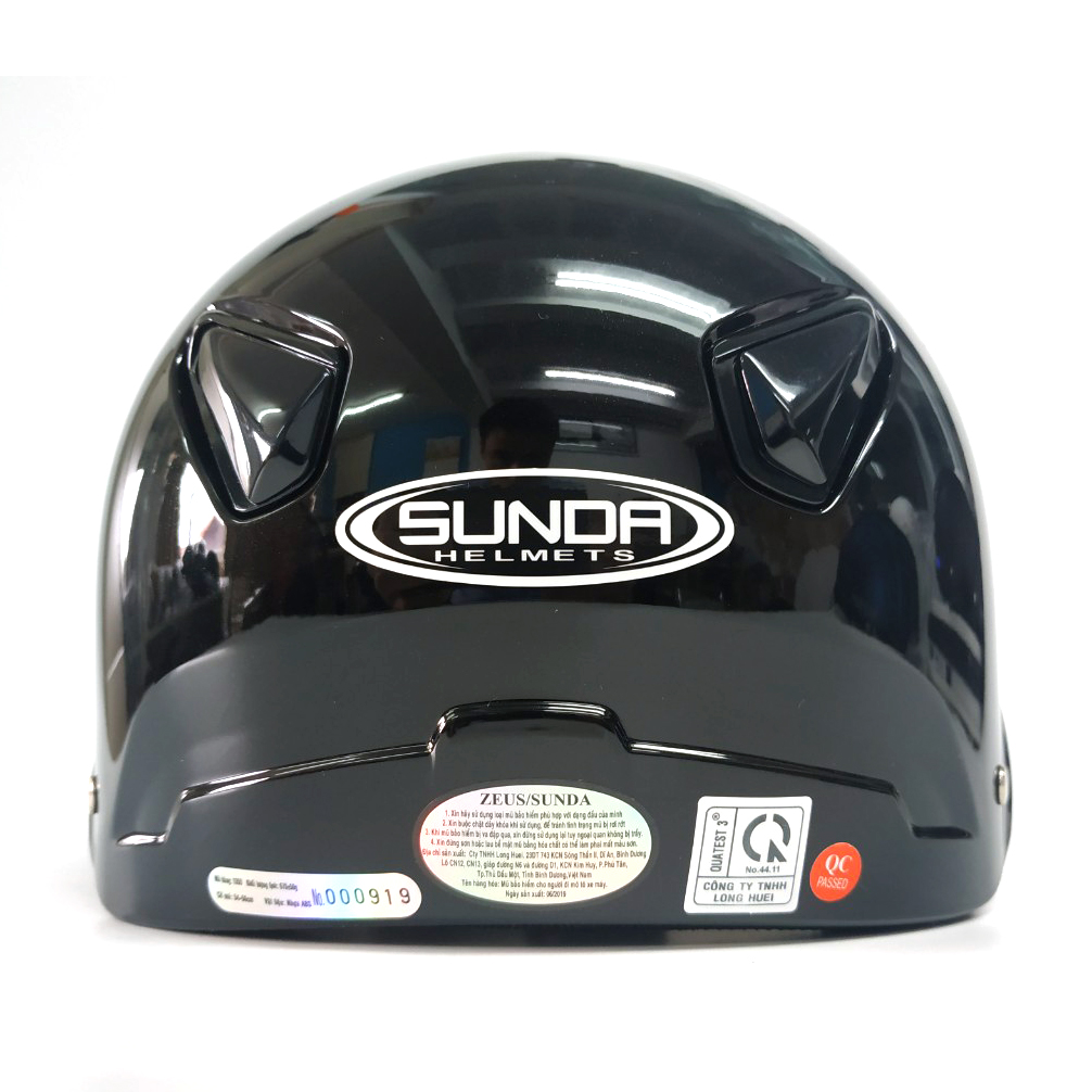 Mũ bảo hiểm nửa đầu SUNDA 135D kính râm nhẹ có thể giấu vào trong thân mũ, tác dụng chống tia uv, chống chói, lớp lót mũ tháo giặt, có 4 lỗ thông gió trên mũ, kiểu dáng gọn nhẹ thời trang - hàng chính hãng SUNDA