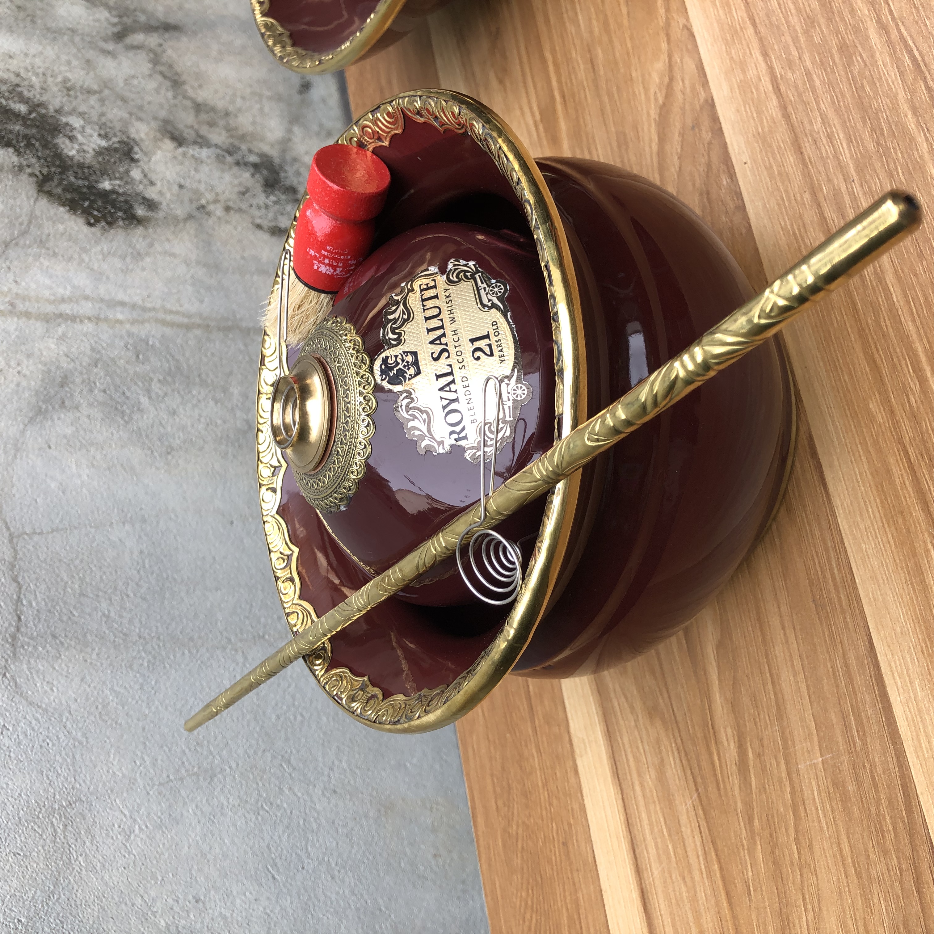 Điếu bát chai tặng kèm chổi nhấc tàn inox