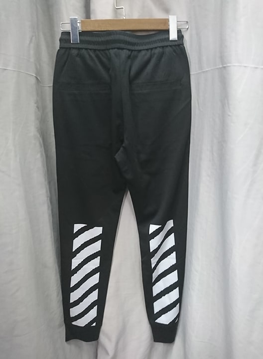 Quần jogger bó ống với thiết kế đơn giản