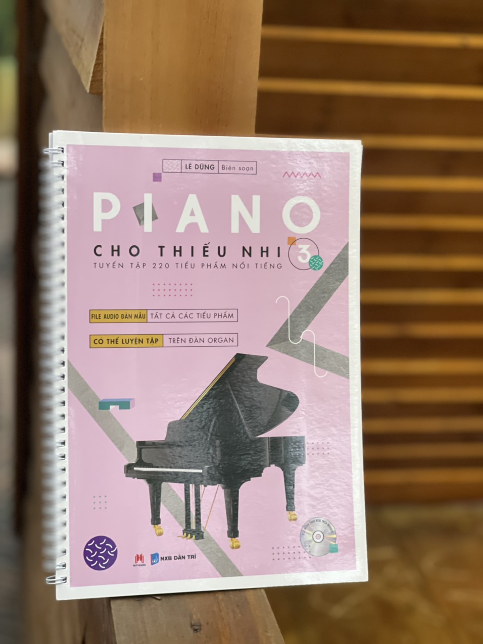 PIANO CHO THIẾU NHI – Tuyển tập 220 tiểu phẩm nổi tiếng (Phần 3) – Lê Dũng biên soạn – Huy Hoàng Bookstore – NXB Dân Trí (Bìa mềm)