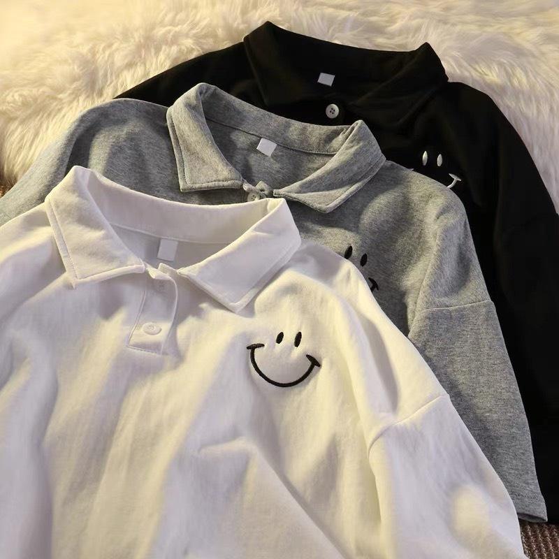 Áo polo nam nữ đều mặc được, thêu SMILE là điểm nhấn, gồm 3 màu đen trắng xám chất cotton
