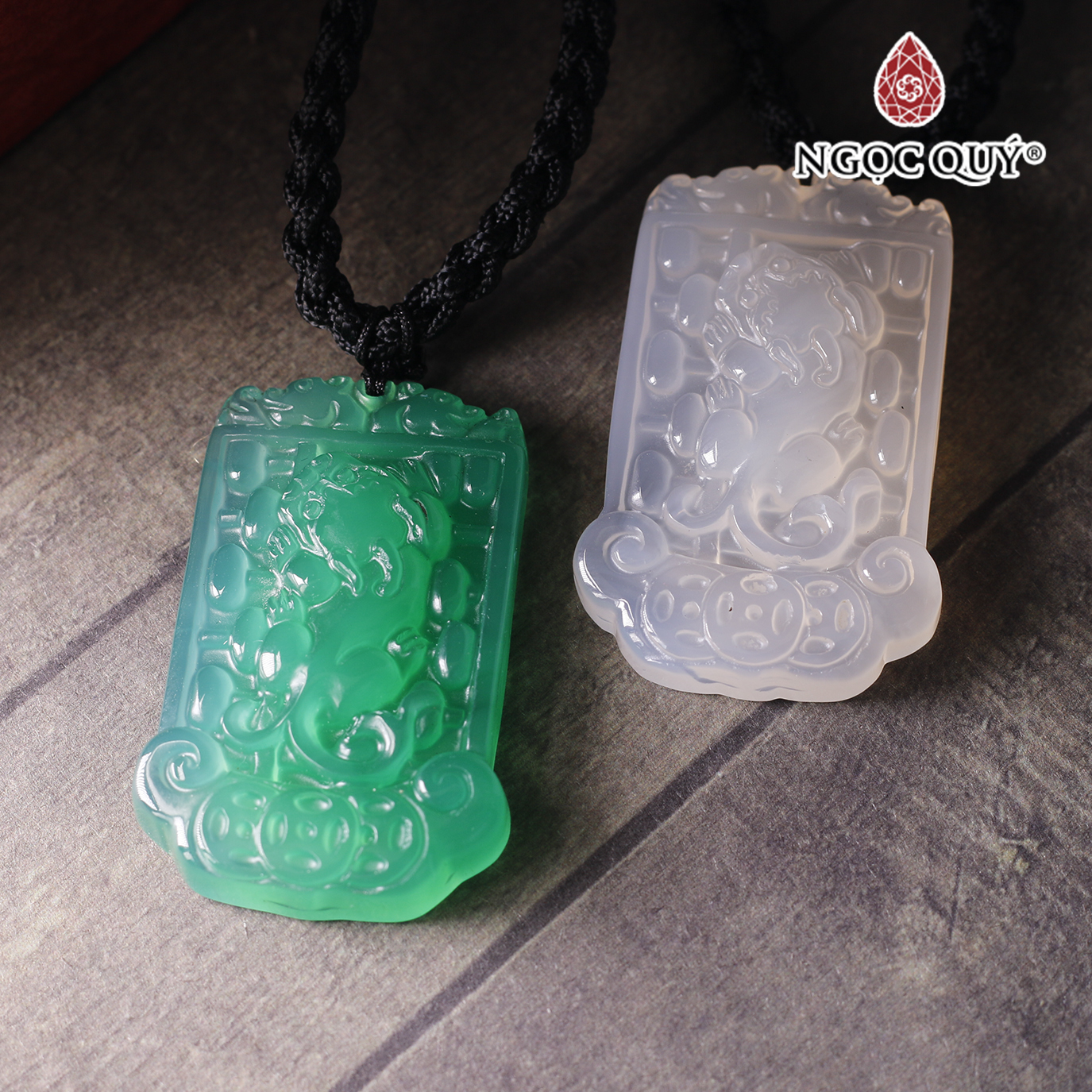 Mặt dây chuyền thẻ bài đá mã não khắc tỳ hưu tài lộc 45x28x6mm - Ngọc Quý Gemstones