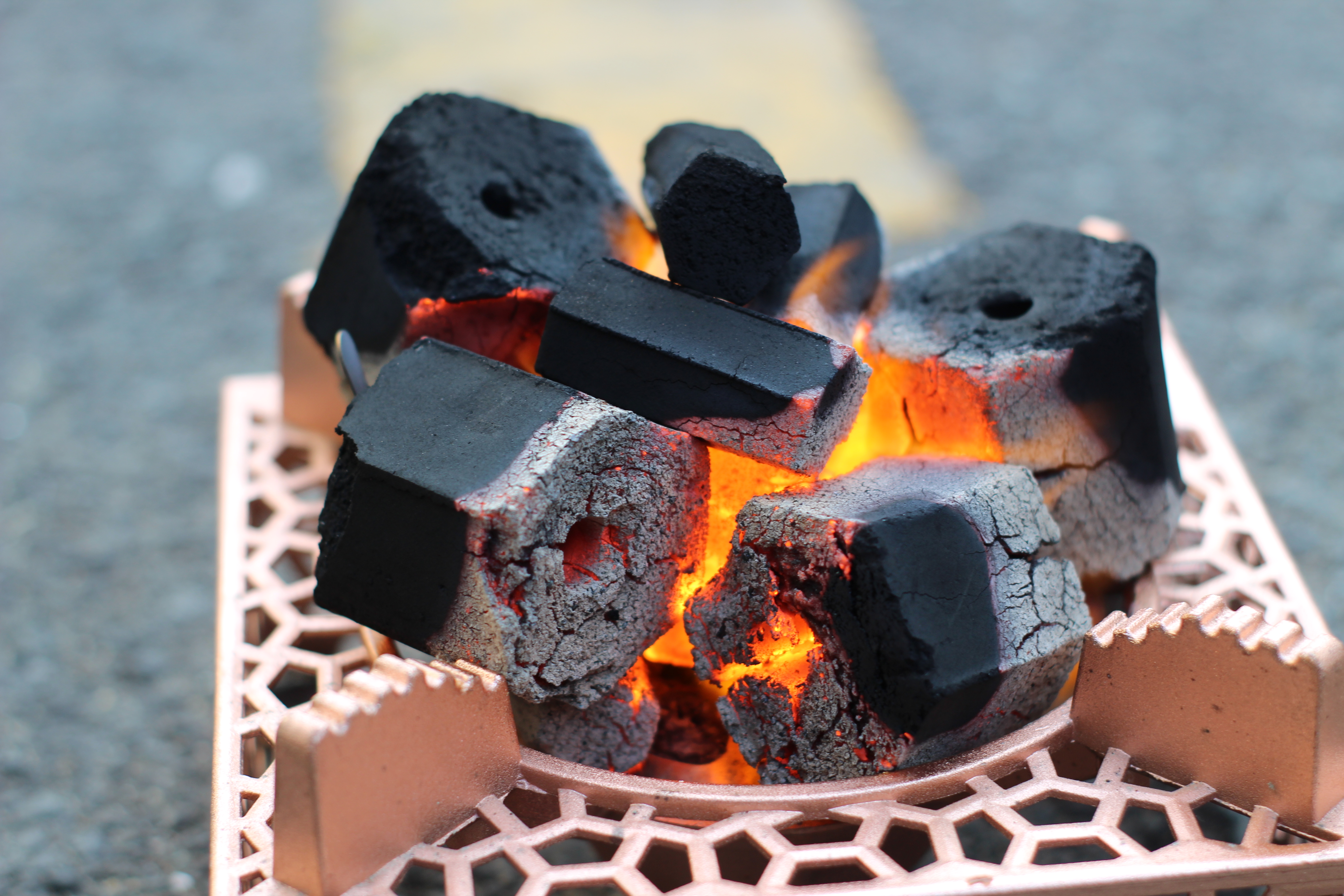 Than nướng BBQ không khói từ gáo dừa thiên nhiên chính hãng R2D hộp 1Kg