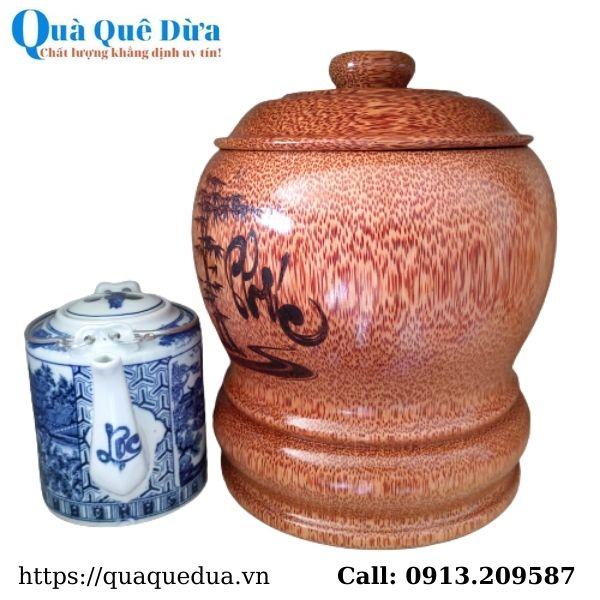 Bộ Bình Trà Gỗ Dừa Khắc Hoa Văn Lồng Chữ "Thọ" Và Bình Trà 700 - 950ml - Sản Phẩm Được Sản Xuất Tại Bến Tre
