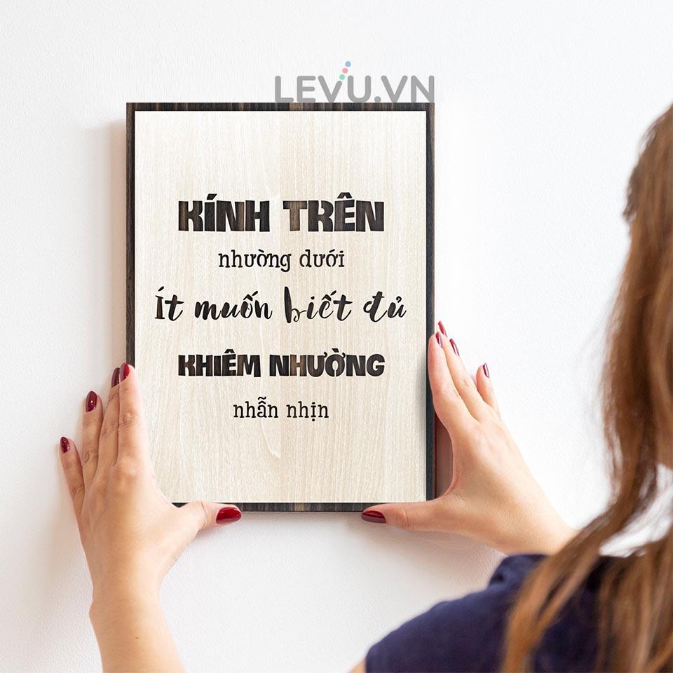 Tranh treo tường phòng ngủ LEVU LV028 "Kính trên nhường dưới, ít muốn biết đủ, khiêm nhường nhẫn nhịn"