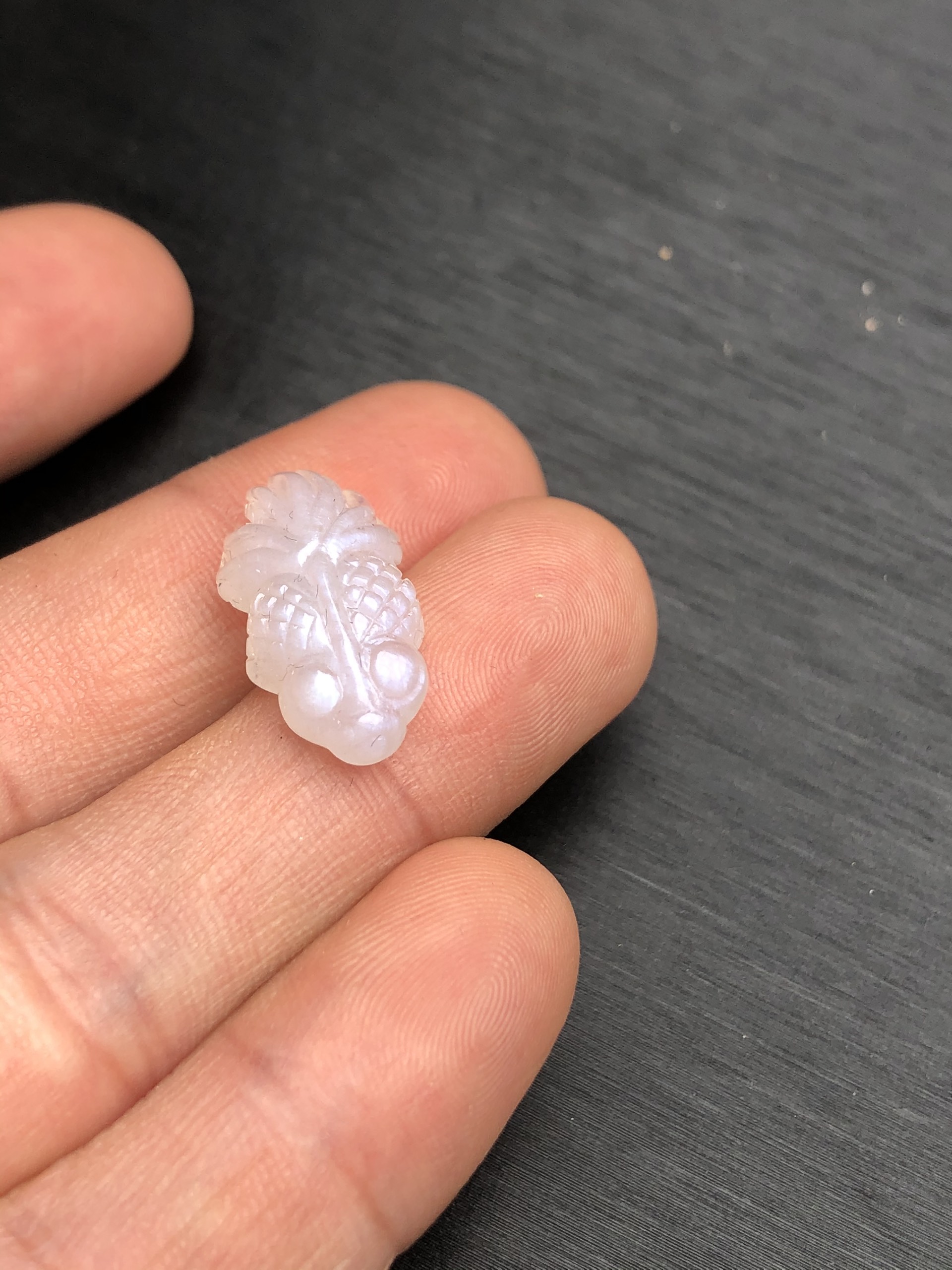 Cá chép đá mặt trăng có thể làm mặt dây hoặc mix vòng