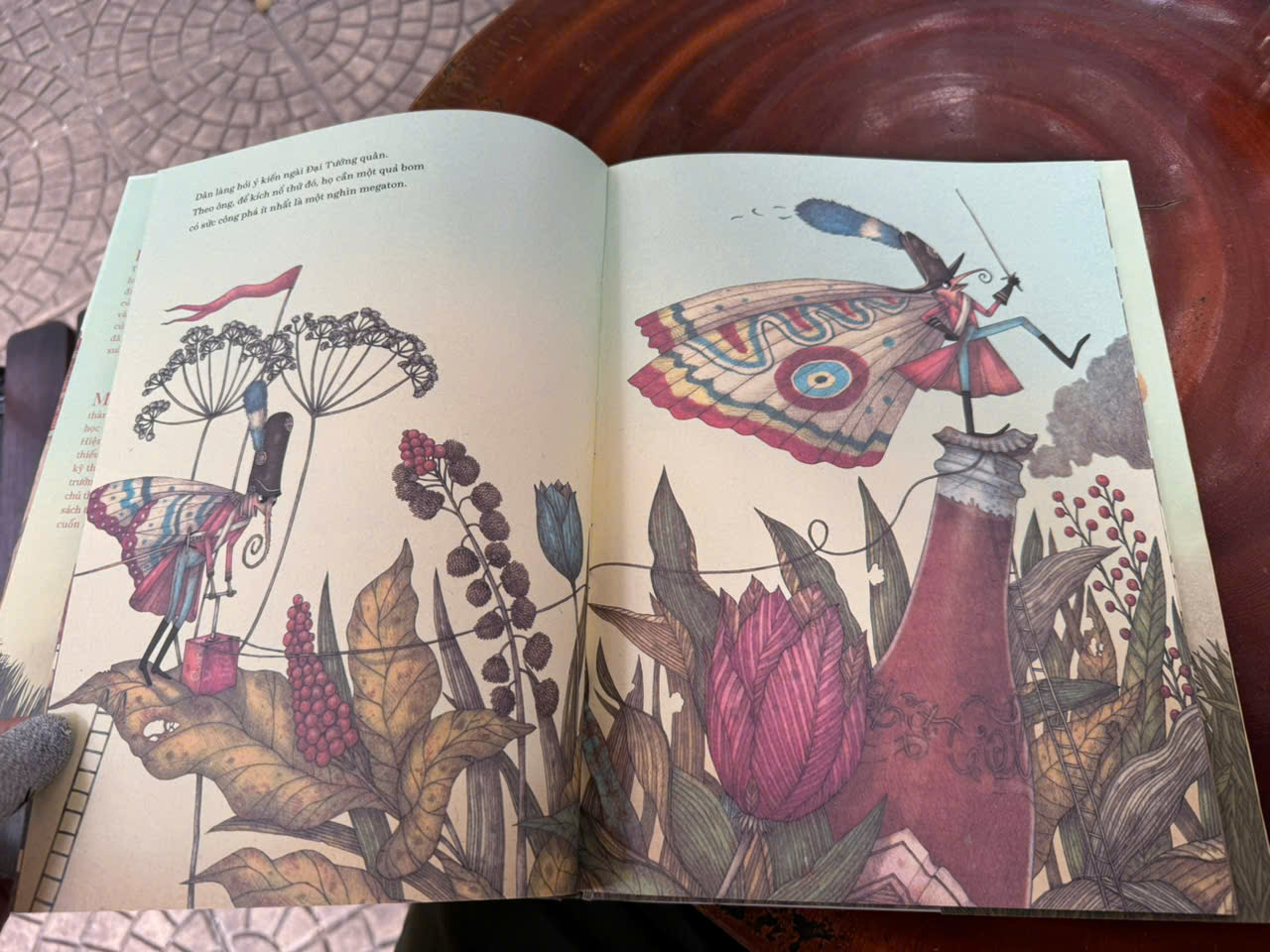 TO NHƯ TRÁI NÚI, NHẸ TỰA LÔNG HỒNG – Davide Calì - Marco Somà minh họa – Crabit Kidbooks - NXB Hà Nội