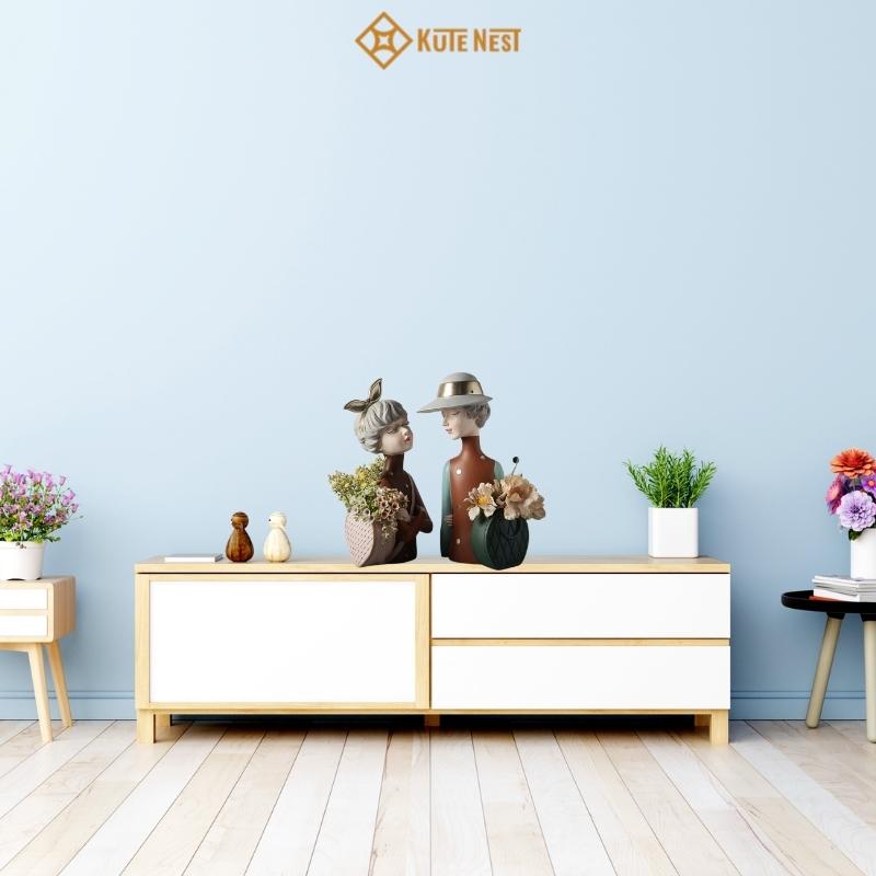 Tượng trang trí hình cô gái với giỏ xách, tượng décor phòng khách bằng nhựa Polyresin - Phong cách Châu Âu– Có 2 màu lựa chọn - KT dài 20 x cao 38