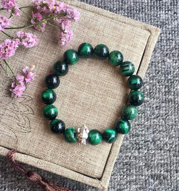 Vòng tay phong thủy đá Mắt Hổ Xanh Lá 10 ly mix Charm Bạc