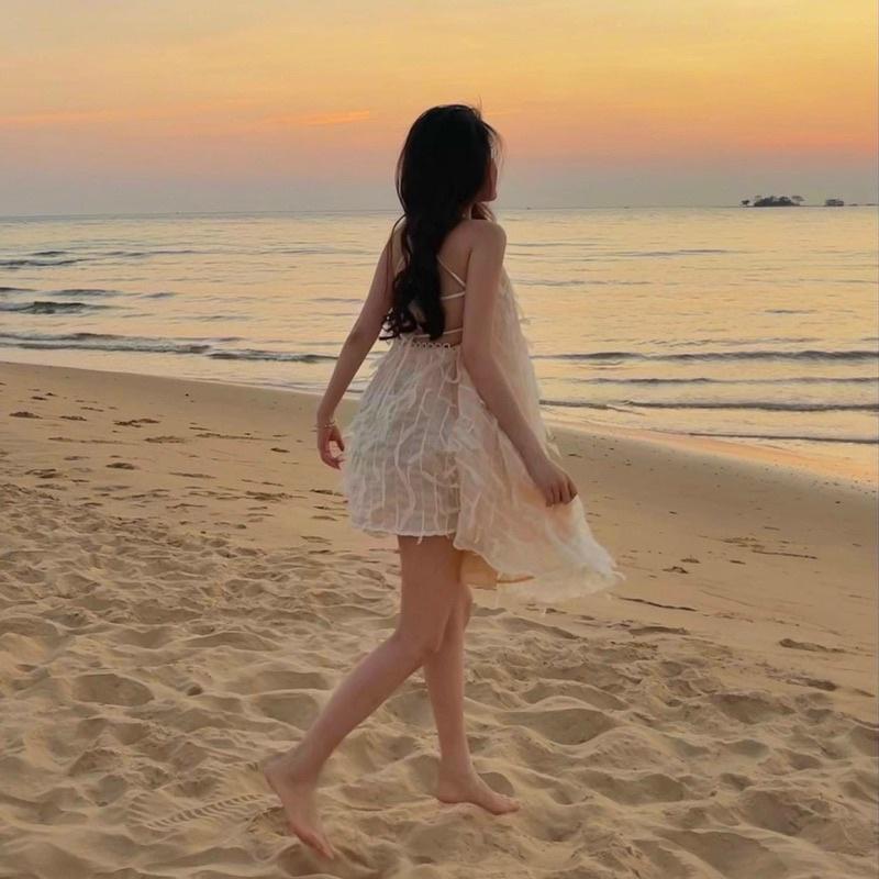 Đầm xoè ren cổ yếm trắng