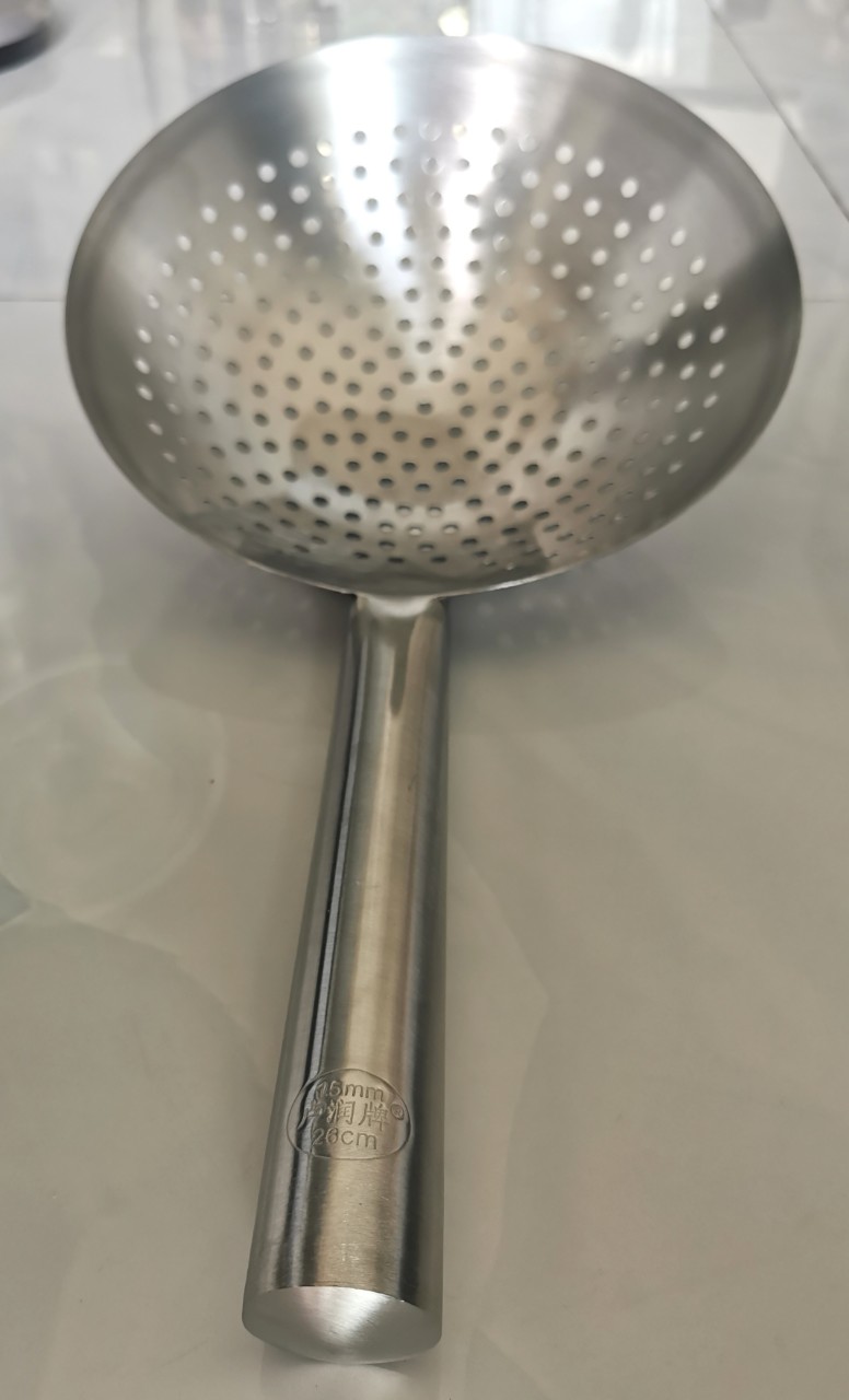 Vợt Vớt Xương/ Vớt Mì Cán Inox Loại 1 dày 1,2 ly Tặng 1 Rổ Nhựa Hình Ovan