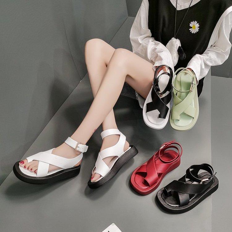 Sandal nữ đế dày thể thao trẻ trung năng động