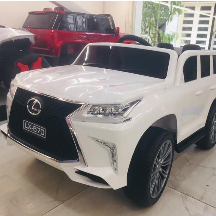 Ô tô xe điện điều khiển tự lái LEXUS 570 2 chỗ 4 động cơ đồ chơi cho bé (Đỏ-Trắng-Xanh-Đen)