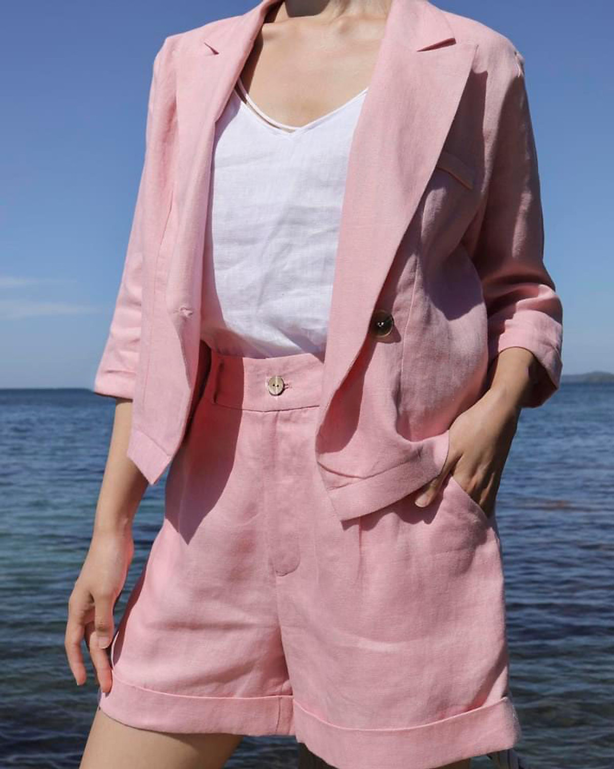 Set bộ Linen 3 món áo blazer dáng lửng túi ngực quần short kèm áo 2 dây trẻ trung - Hồng phấn