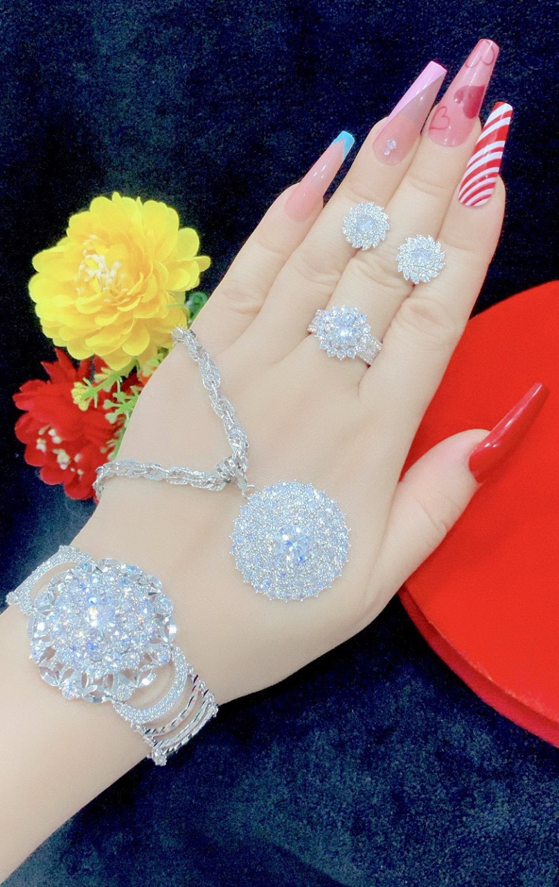 Dây chuyền nữ mặt xoàn mạ 18.k cao cấp