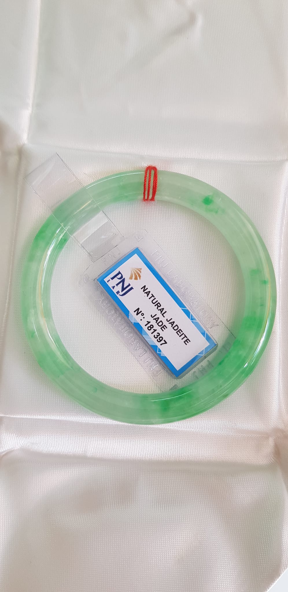Vòng Cẩm Thạch tự nhiên T Lý Rơi Sao 52mm x cọng 8mm Vòng kiểm định Natural Jadeite Jade P No 181397 màu Xanh ngọc nhẹ trắng điểm xanh lý trong bóng đều đẹp sang lắm luôn nữ 50kg - 55kg đeo ạ