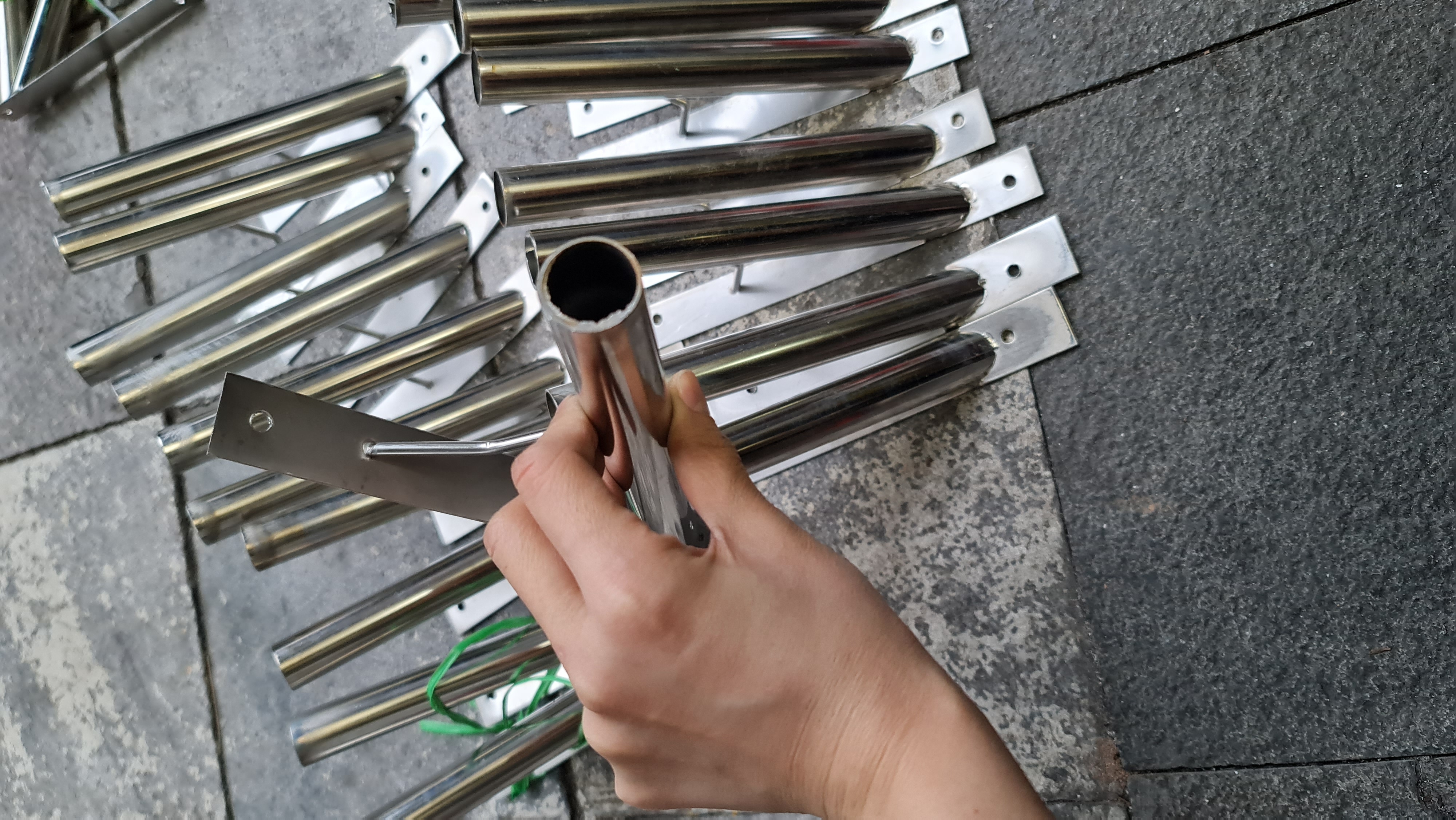 Giá treo cờ bằng inox - giá cắm cờ bắt tường
