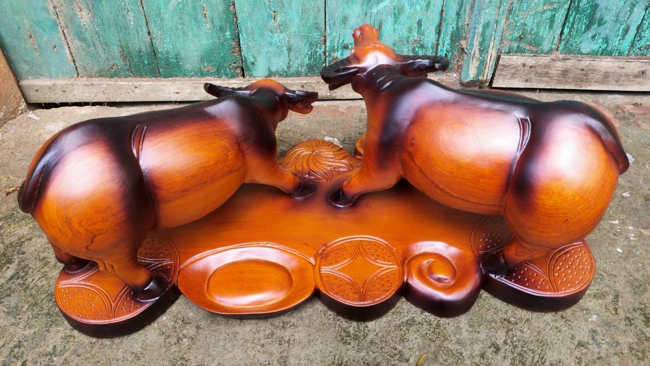 Tượng gia đình trâu tranh trí phong thủy e được làm bằng chất liệu gỗ hương đá tô làm mầu giả cổ kt 60×32×23cm