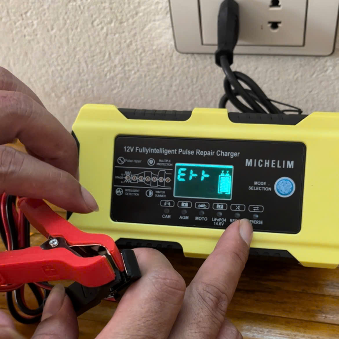 Bộ Sạc Ắc Quy Michel Công Nghệ Đức Sạc 7 Giai Đoạn Tự Động Thông Minh 12V-100Ah