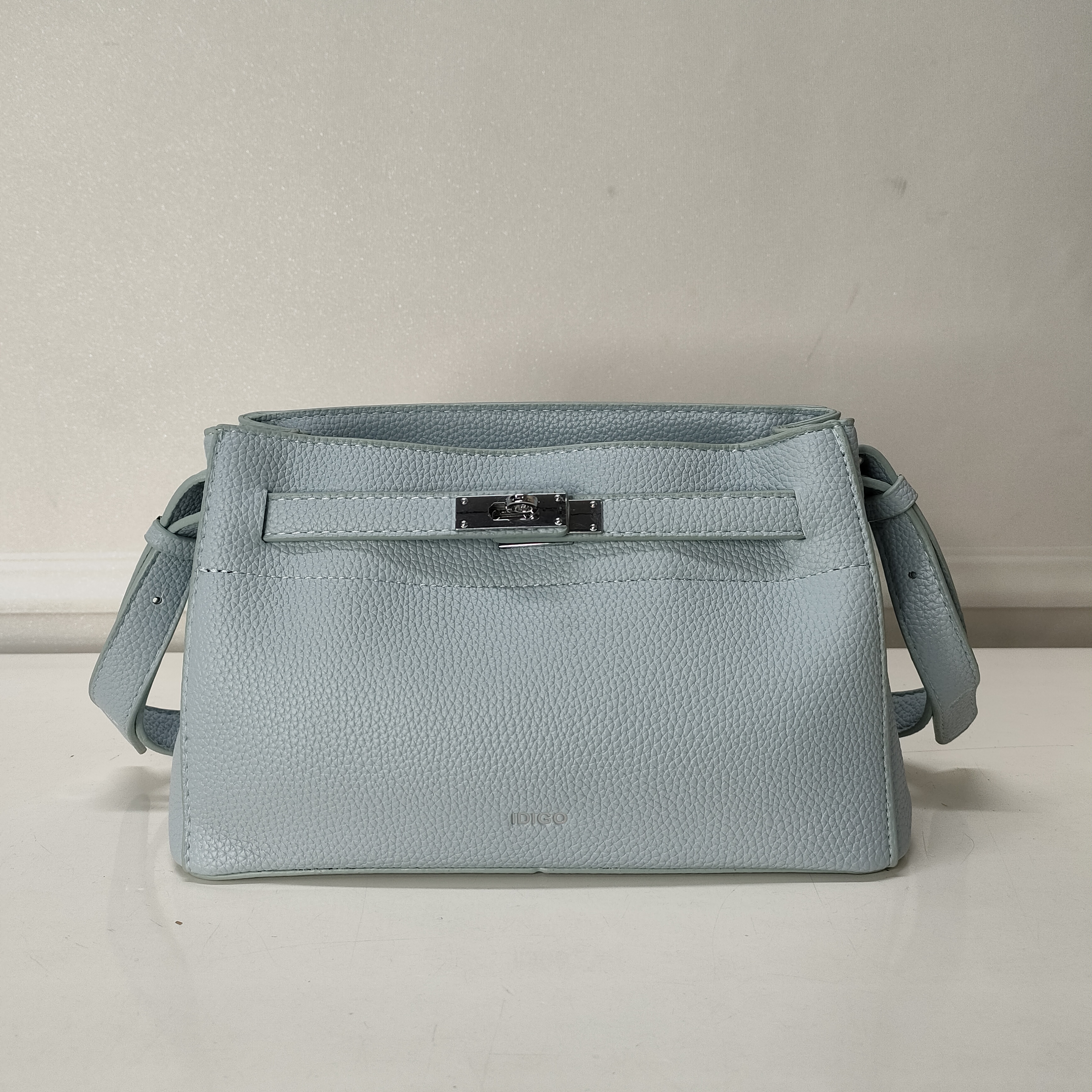 Túi đeo chéo nữ khóa gài thanh lịch, túi xách nữ công sở phom mềm nữ tính IDIGO FB2- 5066