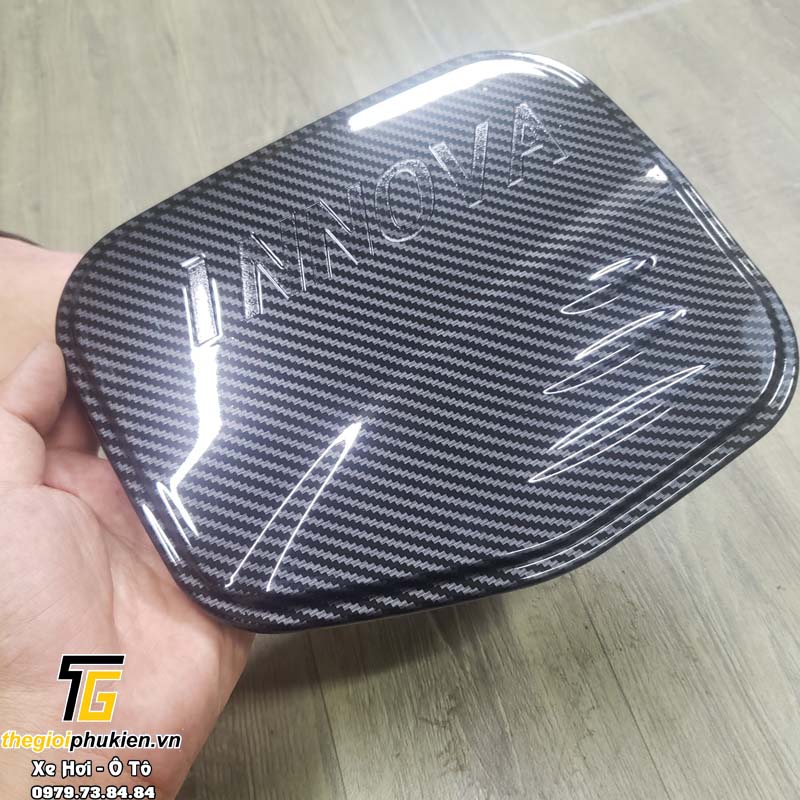 Ốp nắp bình xăng Toyota Innova 2017-2022 vân carbon, cacbon