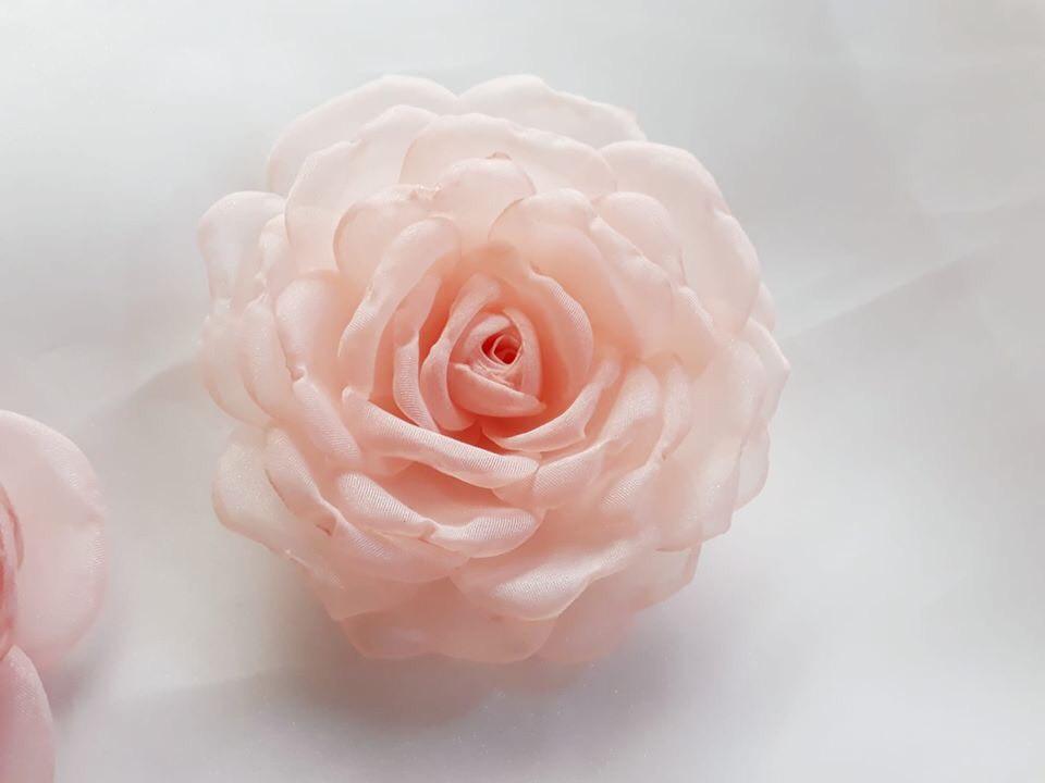 Hoa cài áo handmade vải voan Hồng Vân Khôi màu hồng nude