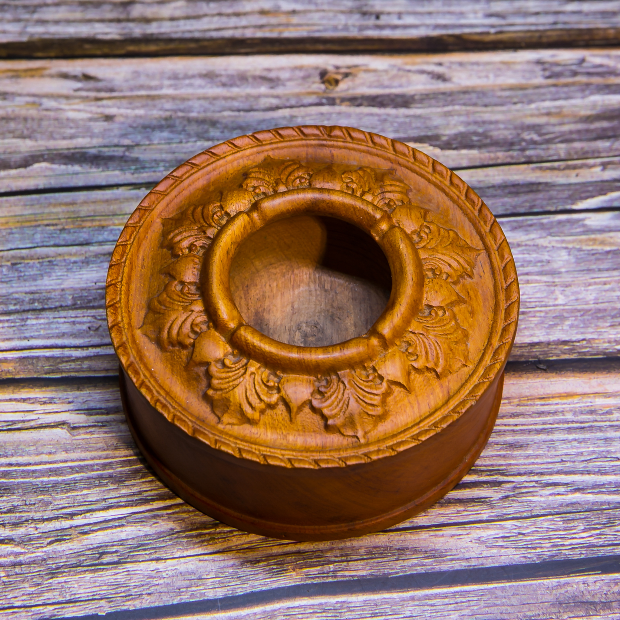 Gạt tàn tròn gỗ hương nguyên khối
