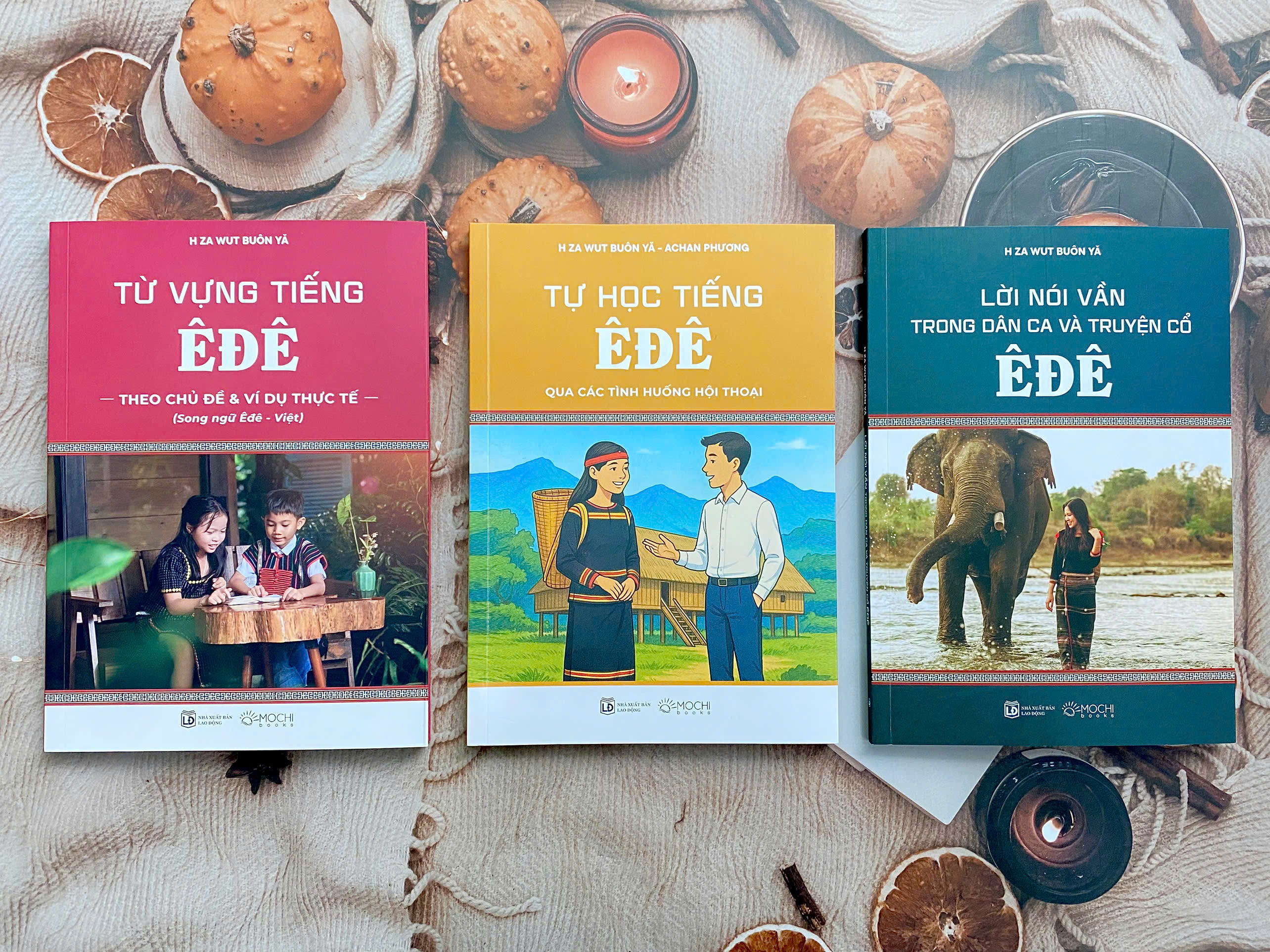 COMBO 3 CUỐN: Lời nói vần trong dân ca và truyện cổ Êđê + Từ vựng tiếng Êđê theo chủ đề và ví dụ thực tế + Tự học tiếng Êđê qua các tình huống hội thoại