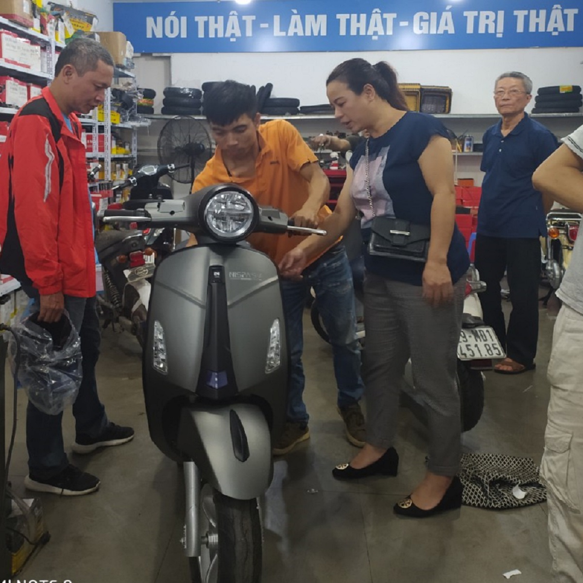 SẠC CHUYÊN DỤNG DÀNH CHO XE MÁY ĐIỆN GOGO - SIÊU BỀN - SẠC DÒNG ĐIỆN CHUẨN - NGẮT ĐIỆN TUYỆT ĐỐI - BẢO VỆ XE - KÉO DÀI TUỔI THỌ ẮC QUY - LOẠI 60V-20AH CHÂN ĐẶC