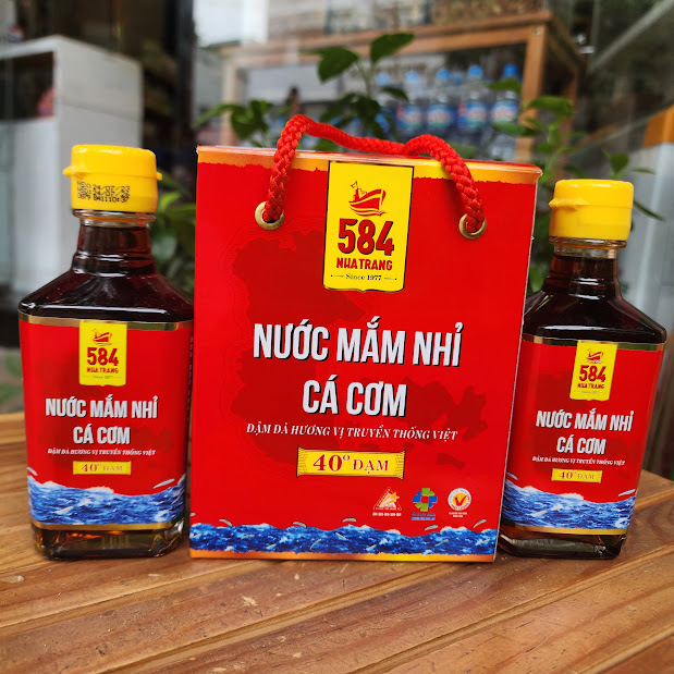 Đặc Sản Nha Trang-Nước Mắm Nhỉ Cá Cơm 584 Loại 40 Độ Đạm Seavy Xách 4 Chai Thủy Tinh